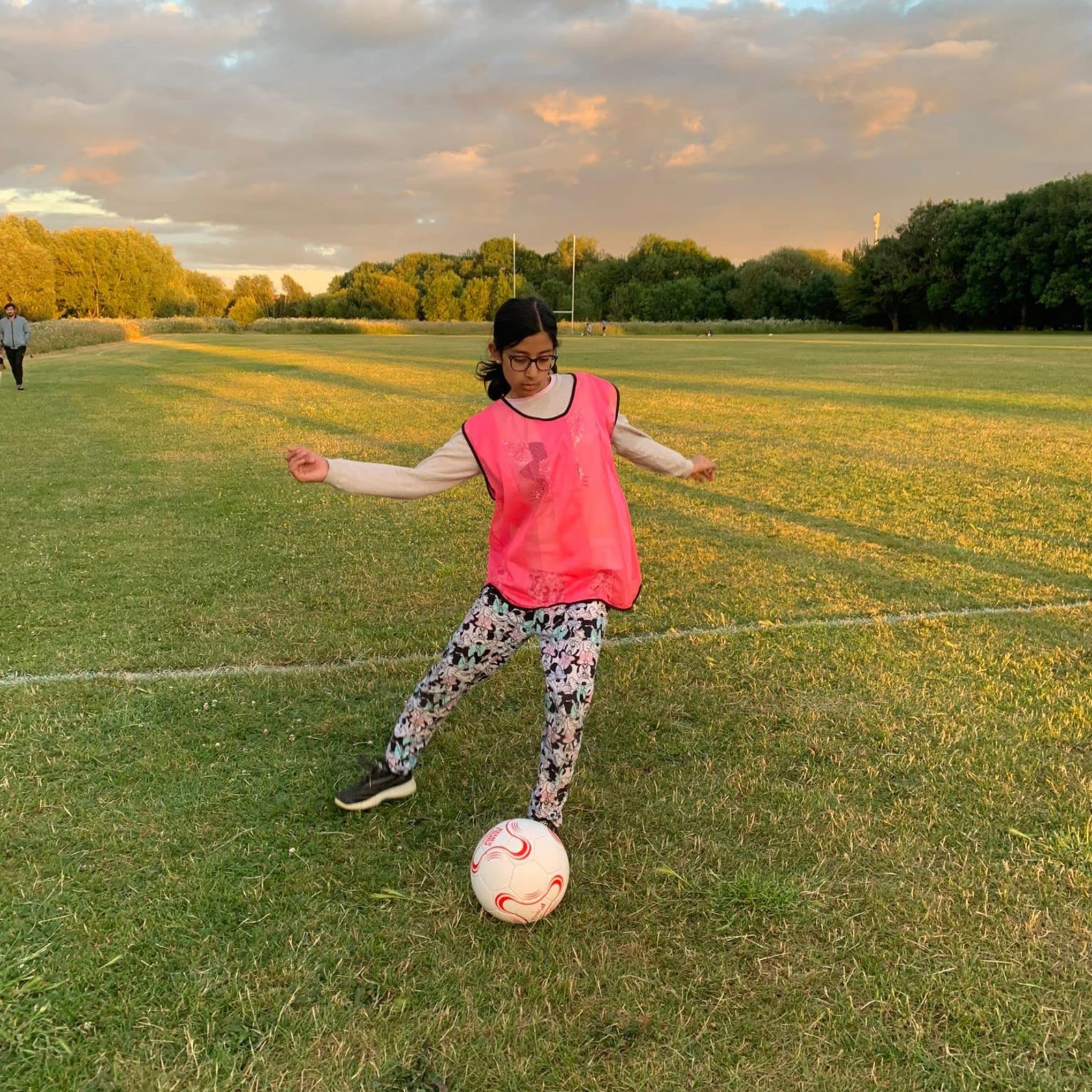 12 baberos de entrenamiento deportivo para fútbol, netball, rugby, hockey, cricket, voleibol, pinnies, chalecos de fútbol y club deportivo + bolsa de transporte (adultos mayores, jóvenes y niños)