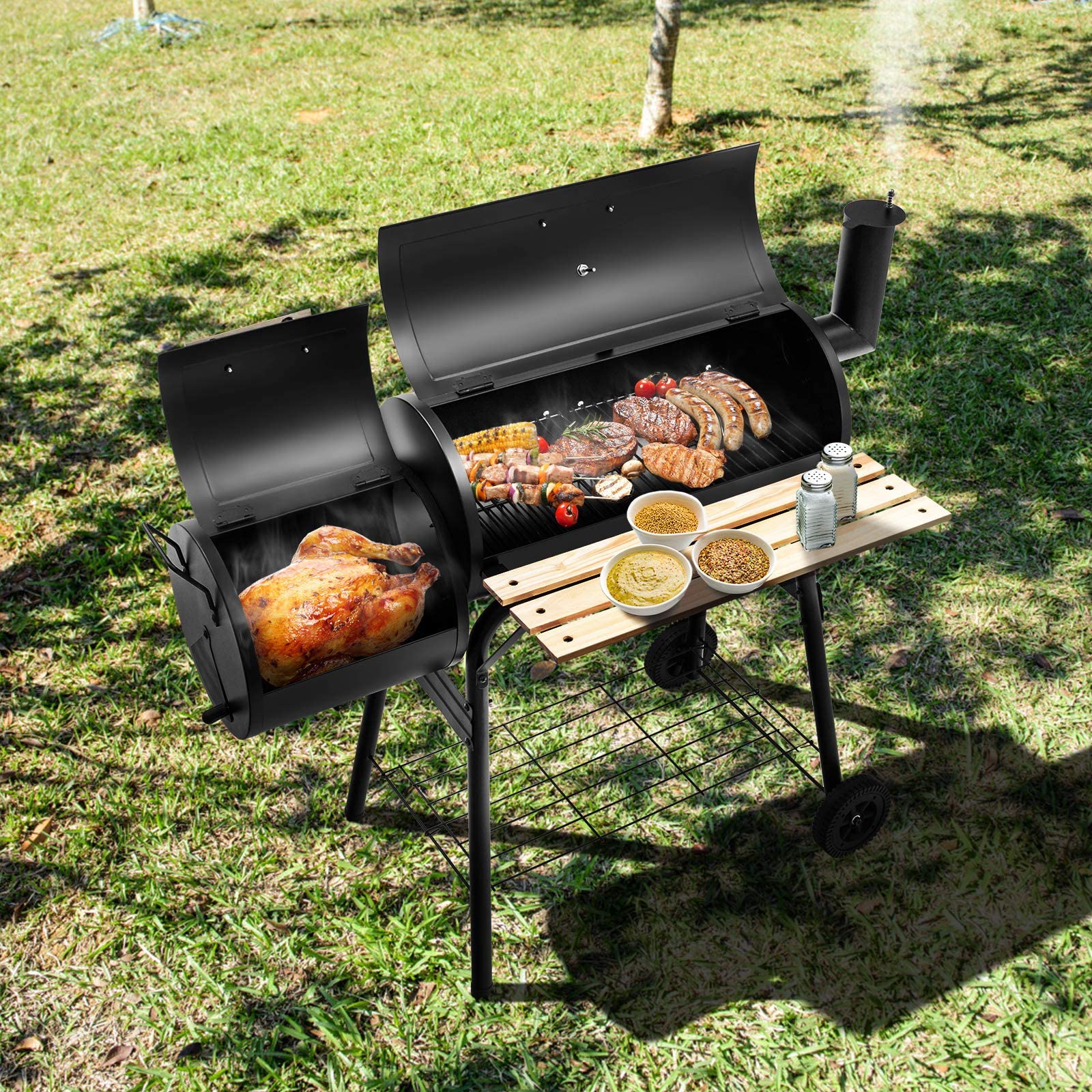 KOMFOTTEU Barbacoa de Carbón con Ruedas y Termómetro, Parrilla de Acero con Chimenea, Barbacoa Ahumadora al Exterior con Mesa Lateral y Estante Inferior, 115 x 65 x 108 cm
