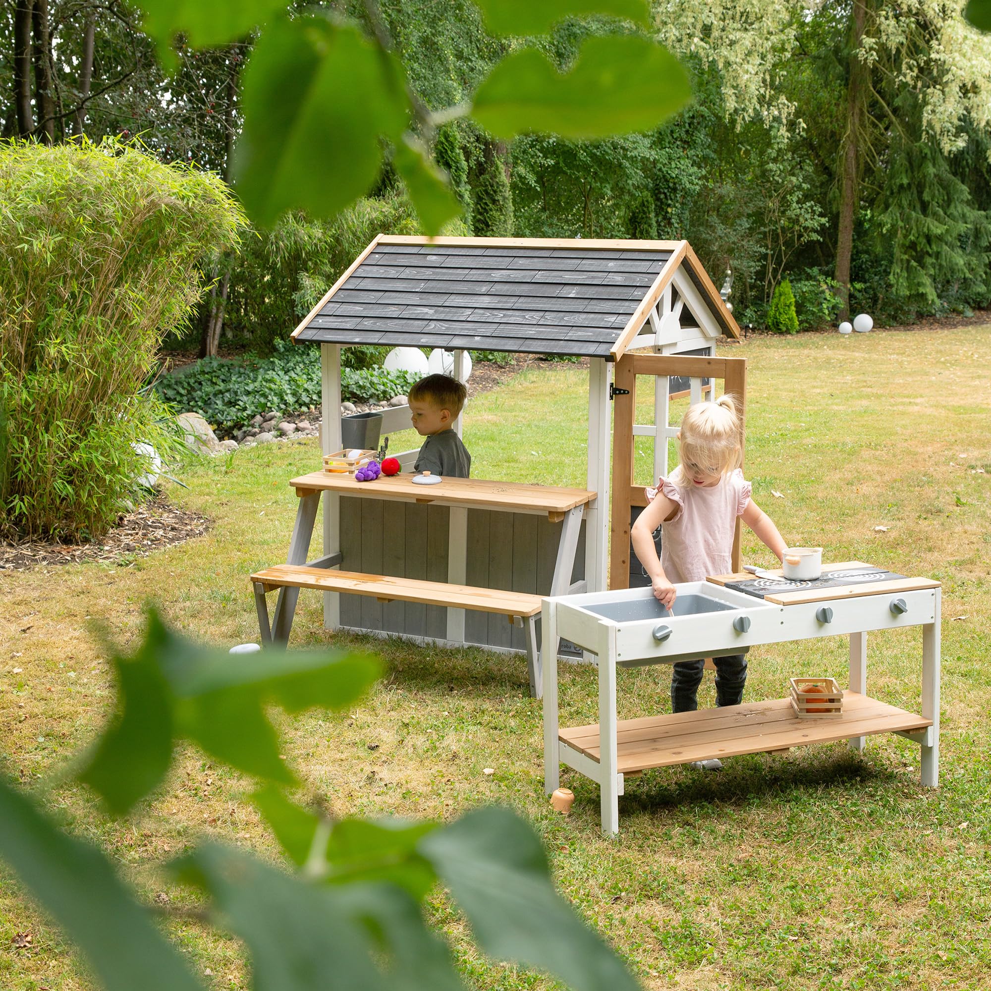 roba Spielküchenerweiterung für Spielhaus - Outdoor-Kinderküche weiß-braun mit BBQ- und Kochplatten - Zubehör für Garten-Spielhaus ab 18 Monaten - Mit Spielwannen & Drehknöpfen - Holz wetterfest