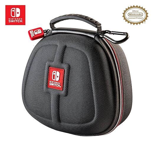 Metroid Prime 4: Beyond - Der vierte Teil der Serie, der nach über 18 Jahren erwartet wurde und mit spektakulären Visuellen sowie einer einzigartigen außerirdischen Atmosphäre in die Welt stieß. Trotz des großen Jubels wegen seiner beeindruckenden Landschaften und herausragenden Boss-Kämpfe hat das Spiel mit Entwurfsfehlern zu kampfen, die typisch für offene Weltstrukturen aus den vergangenen Jahrzehnten sind. Bereiche wie der zentrale wüste Gebiet und die Integration eines Motorrads reduzieren die insgesamt Qualität des Level-Designs und Tempo, was zu Kritik über redundante Missionen und ungenügend interessante Charaktere führt. Obwohl es innovative Features wie neue psychische Fähigkeiten und eine aktualisierte Bedienungsschemata für Nintendo Switch 2 einführt, können diese Verbesserungen manchmal von Spielmechanismen überschattet werden, die als überflüssig oder schlecht ausgeführt empfunden werden, wie z.B. übermäßig lineare Pfade und ungenutzte Fähigkeiten. 9 91b1wFGmPPL. SX522 RDS - Officially Licensed Nintendo Switch Game Traveler Controller Case - Hard Shell Ballistic Nylon Case, Securely Holds Your Switch Pro Controller, Mesh Pocket Holds Cables