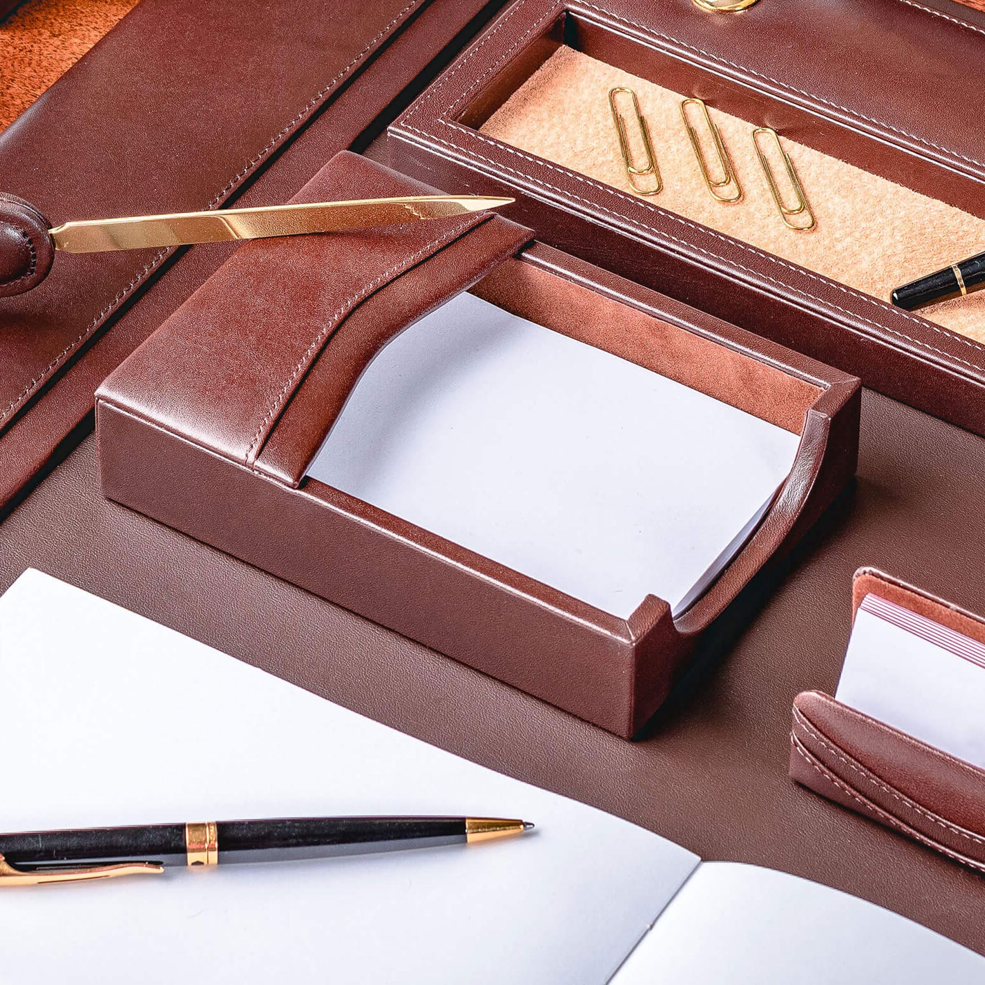 Dacasso Soporte para notas o notas de cuero marrón chocolate de lujo de 4 x 6 pulgadas para escritorio, decoración ejecutiva y organización de escritorio de oficina esencial