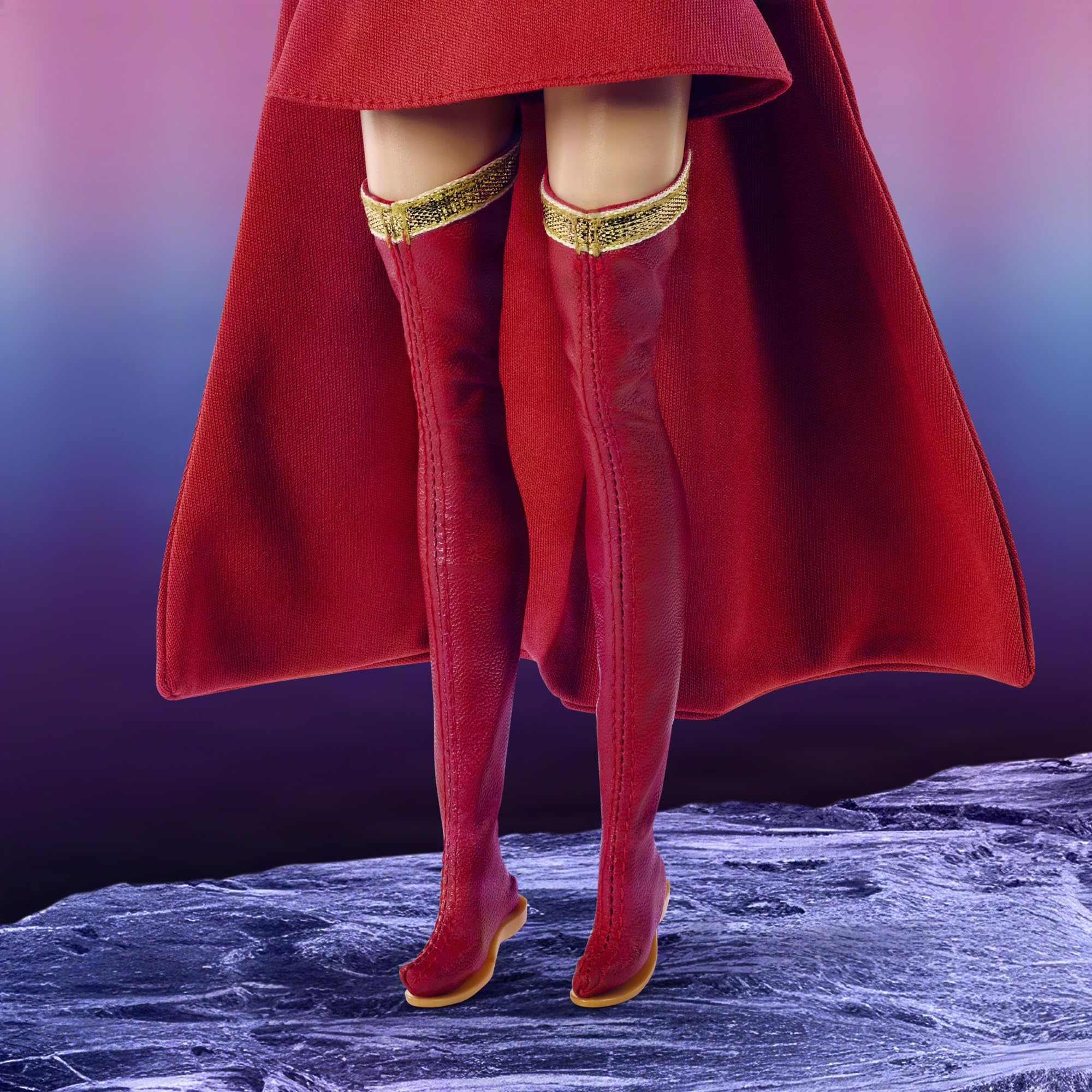 Barbie Signature Lalka DC Supergirl, blondynka w kostiumie superbohaterki i pelerynie, kolekcjonerska lalka w opakowaniu ekspozycyjnym ze stojakiem, JJY04