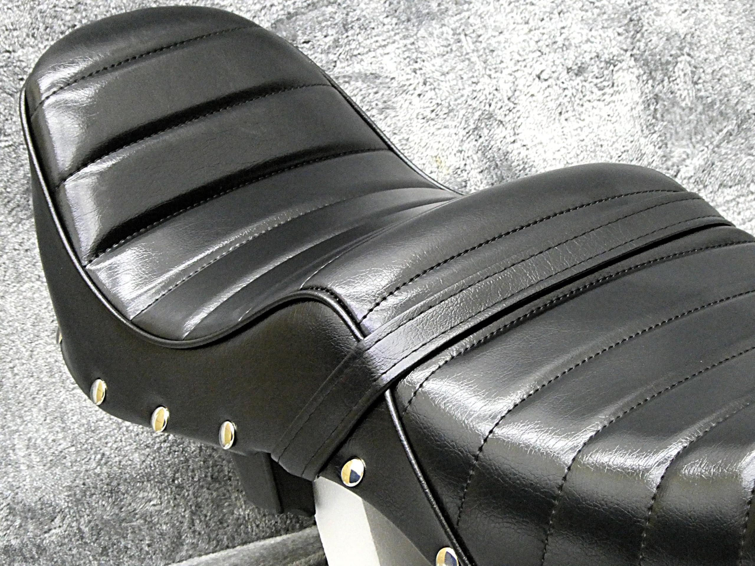 CB400SF シート チョビさん Amazon | NC31前期 鋲打ち 黒皮 チョビ三シート /ブラック92-96ボタン