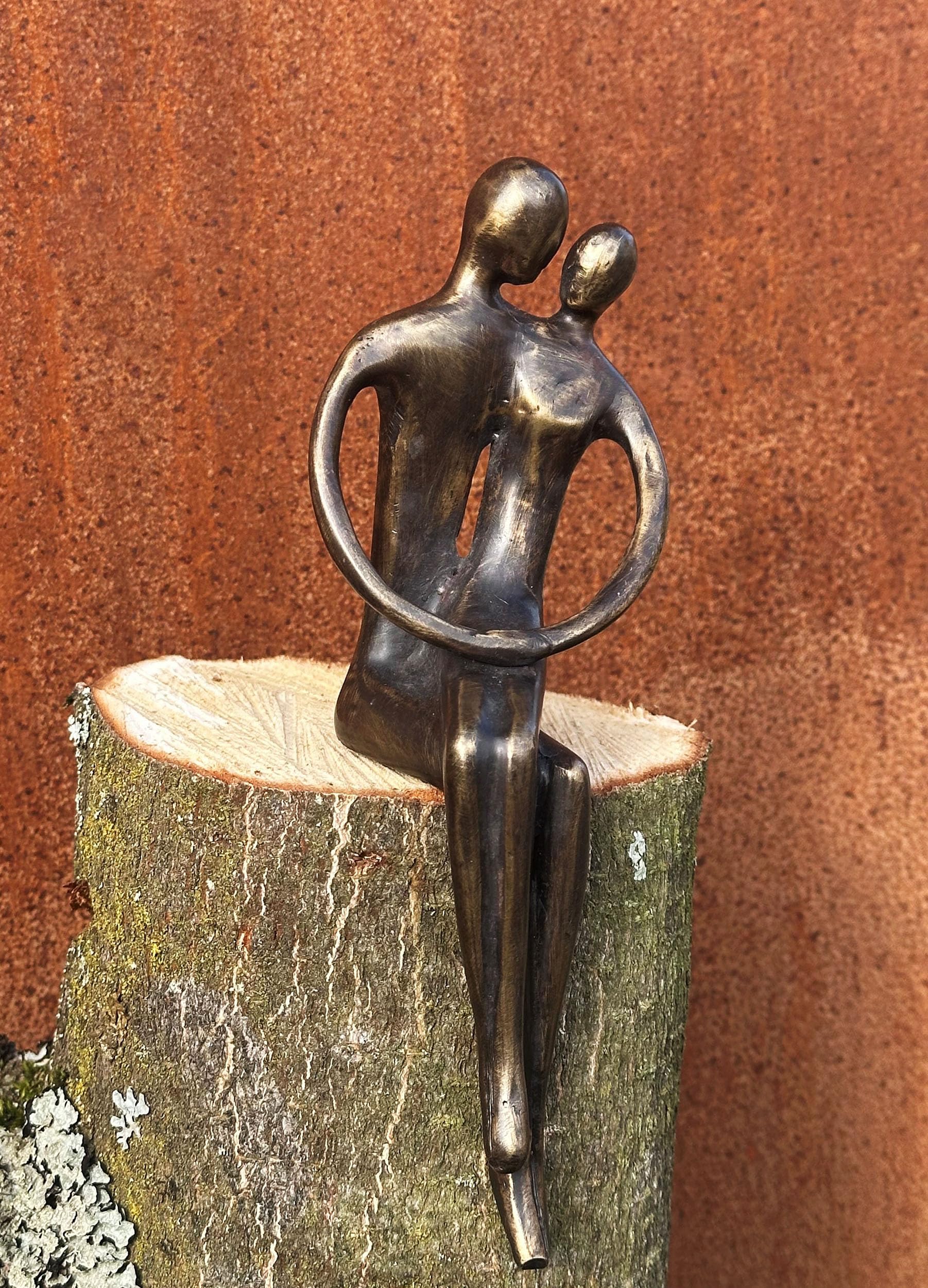 Bronzefigur Paar umarmend 7x20cm Kantensitzer Kantensitzer Bronze Skulptur | Dekoration aus Bronze, Wetterfest, Für Liebe Hochzeit Verlobung, Skulptur Figur Deko, Kantenhocker Bronzestatue