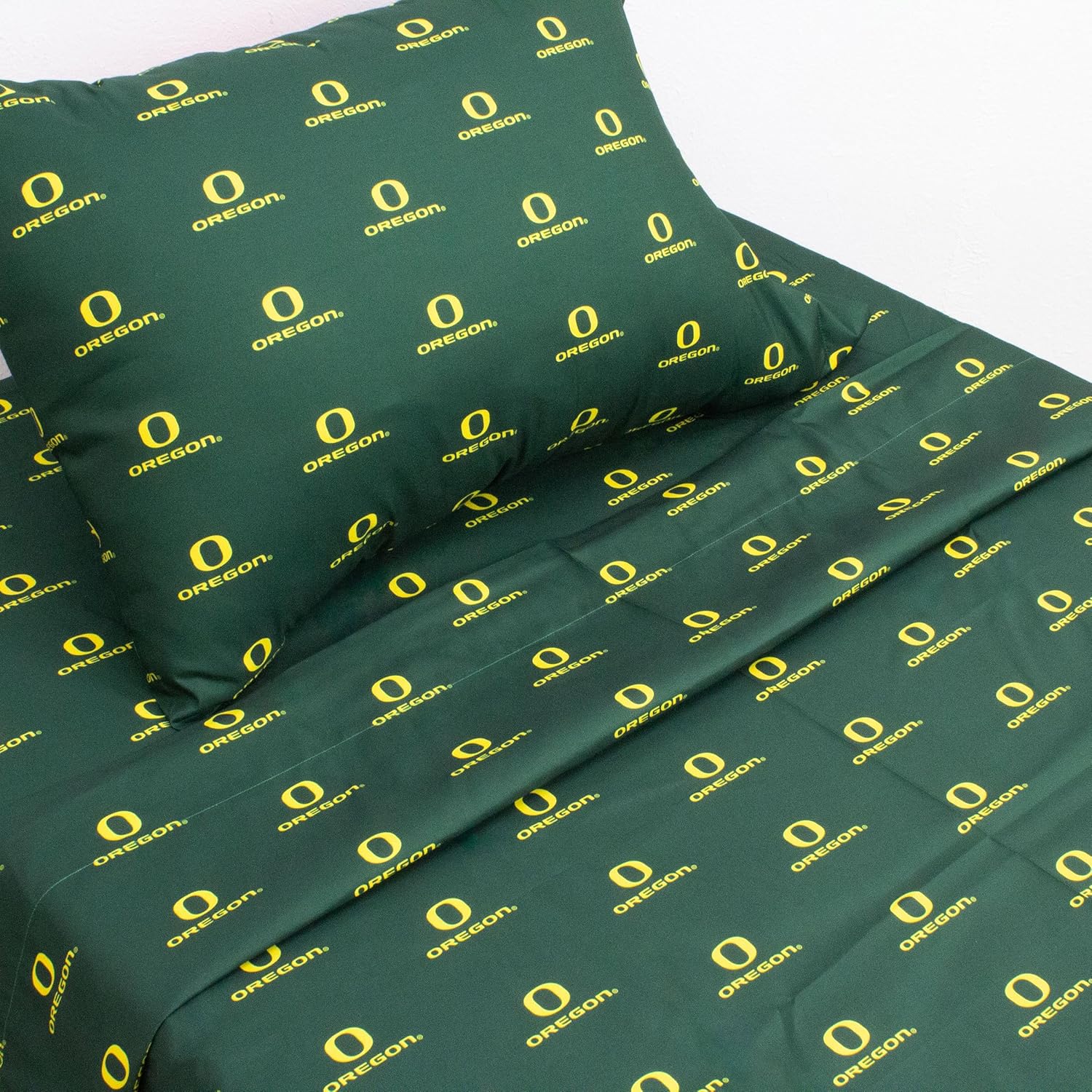 Everything Comfy Oregon Ducks Queen Sized 4 Piece Sheet Set, Team Color Background, 1 Flat Sheet, 1 Fitted Sheet, 2 Pillowcases
