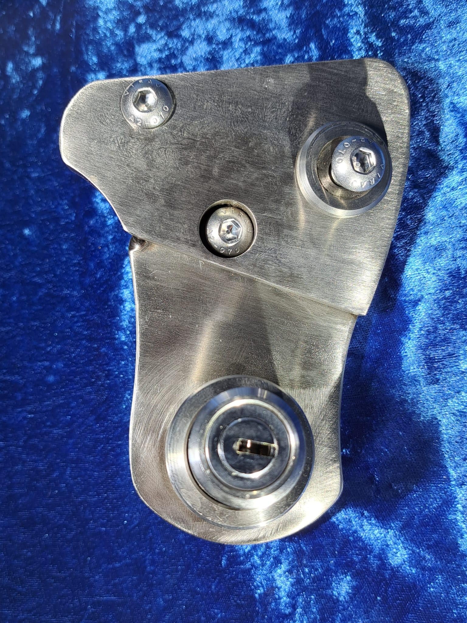 BLOCK BRAKE - ANTIFURTO MECCANICO BLOCCA CAVALLETTO CENTRALE PER MOTO BMW C 600 SPORT E C 650 GT IN ACCIAIO INOX E CHIAVE CODIFICATA.