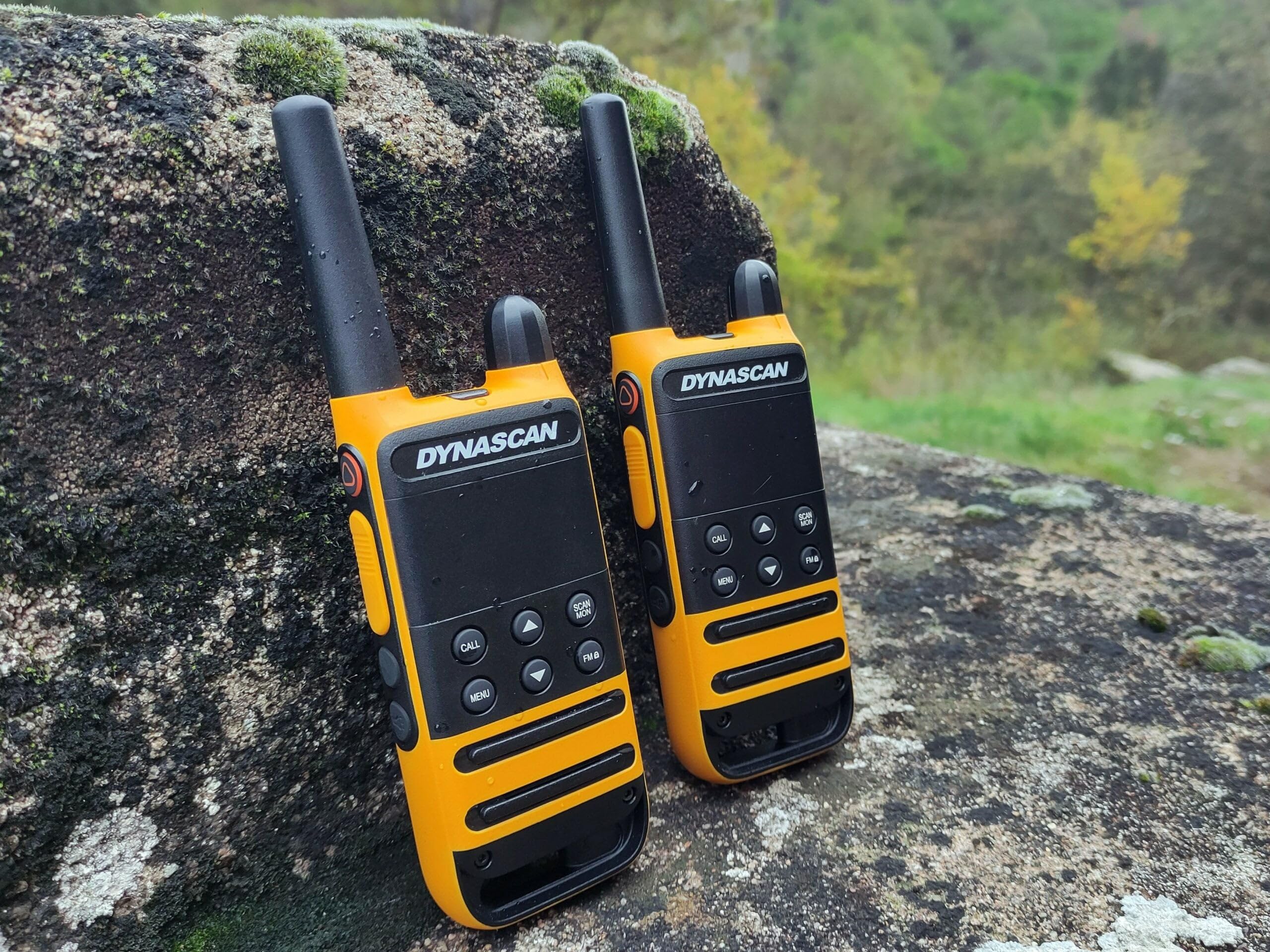 Dynascan P19 Pareja de Walkie Talkies Profesionales de Largo Alcance (10km) – Pack 2 Radio PMR446 de Uso Libre, Protección IP54, Pantalla LED y Linterna – Incluye Maletín de Transporte