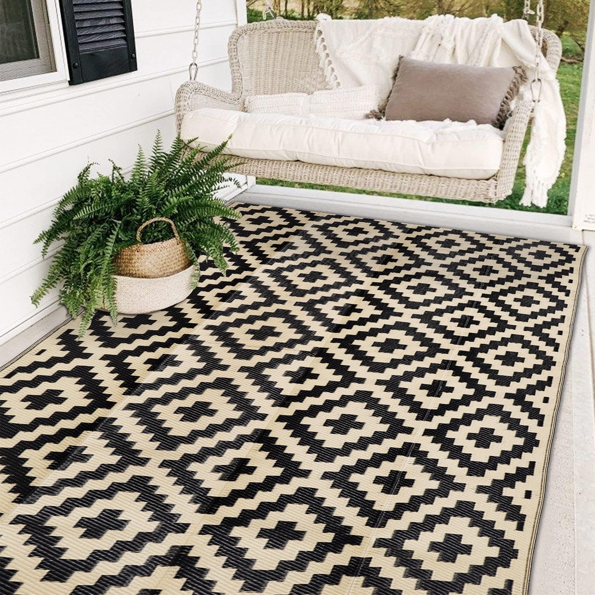 SAND MINE Reversible Plastic Modern Large Floor Straw Mat (Black & Beige,5in x 8in)