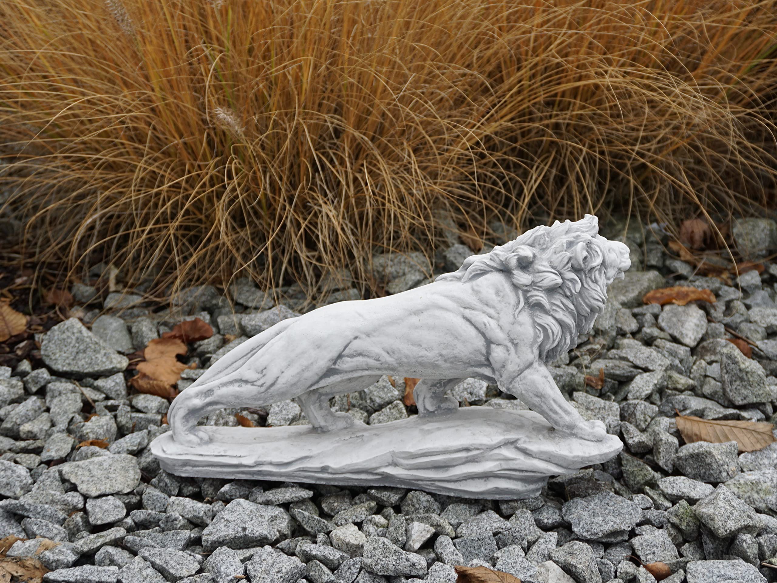 gartendekoparadies.de Leone su una roccia, statuetta in pietra H. 23 cm, 5 kg, grigio, resistente al gelo in pietra per esterni