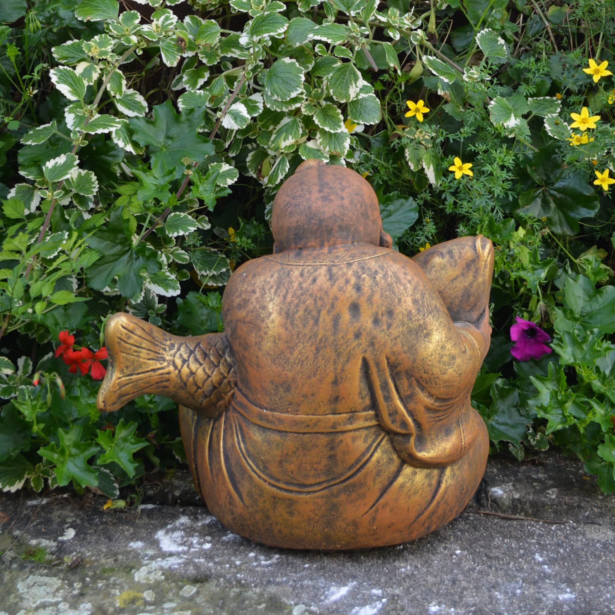 gartendekoparadies.de Buddha mit Koi Karpfen, Steinfigur, H. 33 cm, 21 kg, Grau, frostsicher aus Steinguss für Außenbereich (Gold)