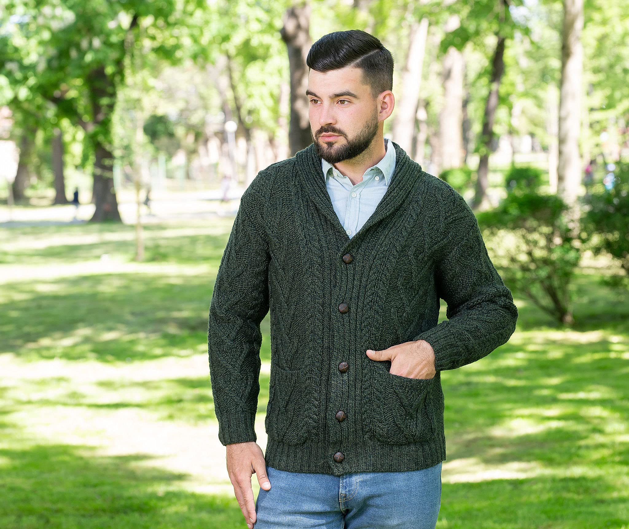SAOL 100% Merinowolle Herren Aran Cable Schal-Kragen-Strickjacke, in Holzkohle/Marine/Armeegrün
