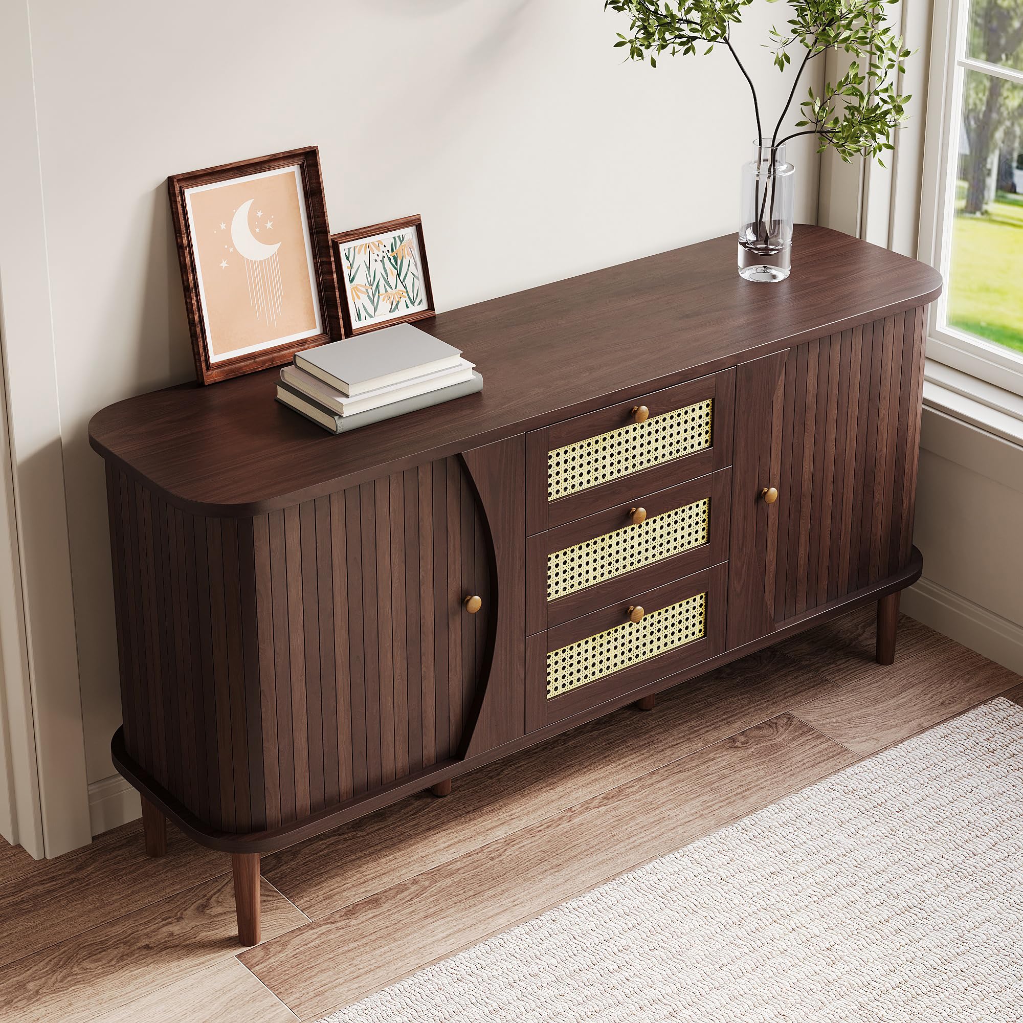 Merax Rattan Sideboard Kommode mit 3 Rattan Schubladen und 2 Schiebetüren, Sideboard Holz Küchenschrank Buffet mit verstellbaren Einlegeböden, gewölbter Platte Design, Walnuss/140.5x40x76cm