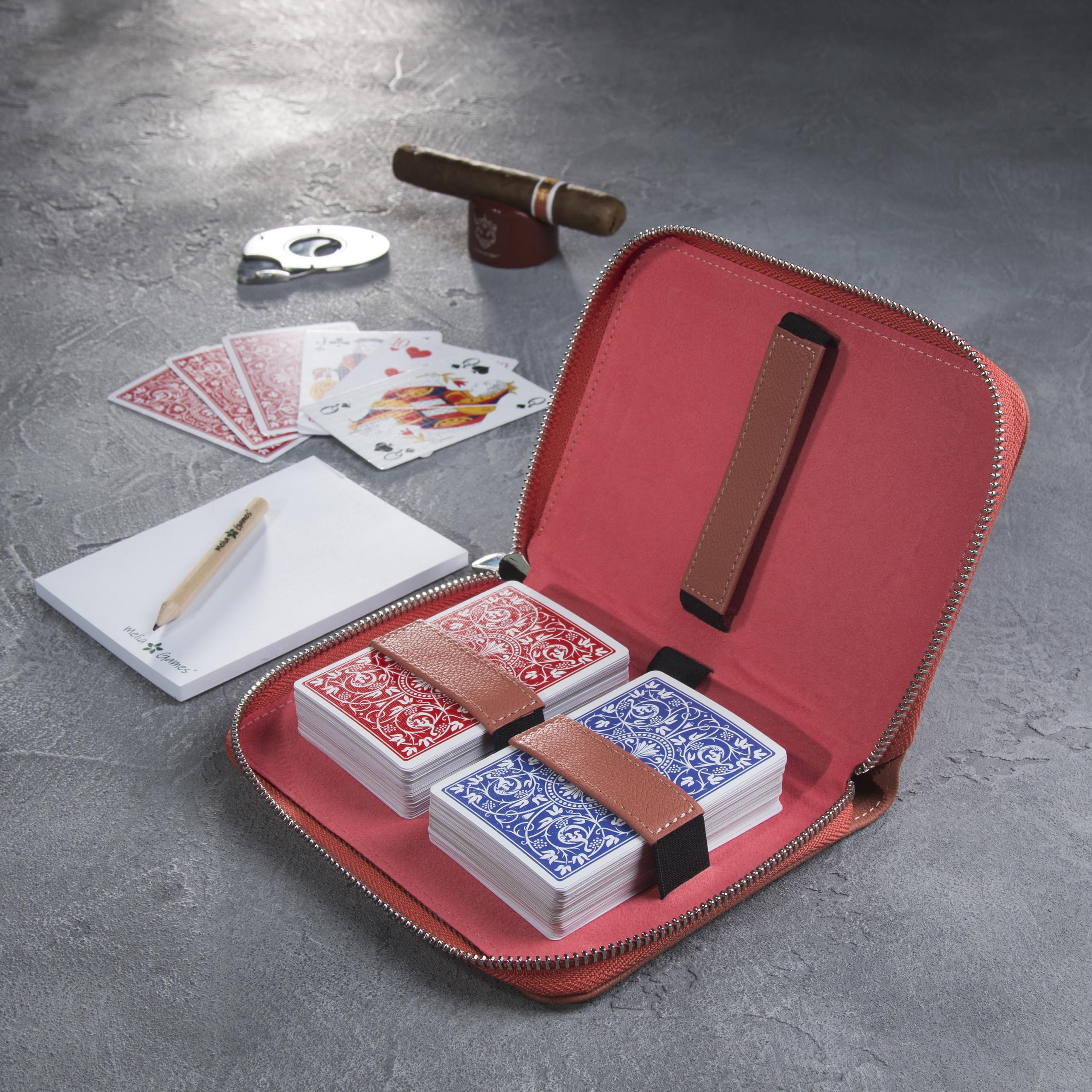 Playing Cards Set Deluxe - Pochette en Cuir Véritable Fait Main - Set de Voyage INCL. 2 Jeux de Cartes, Block-Note, Crayon (Designer Edition) (Coral Red)