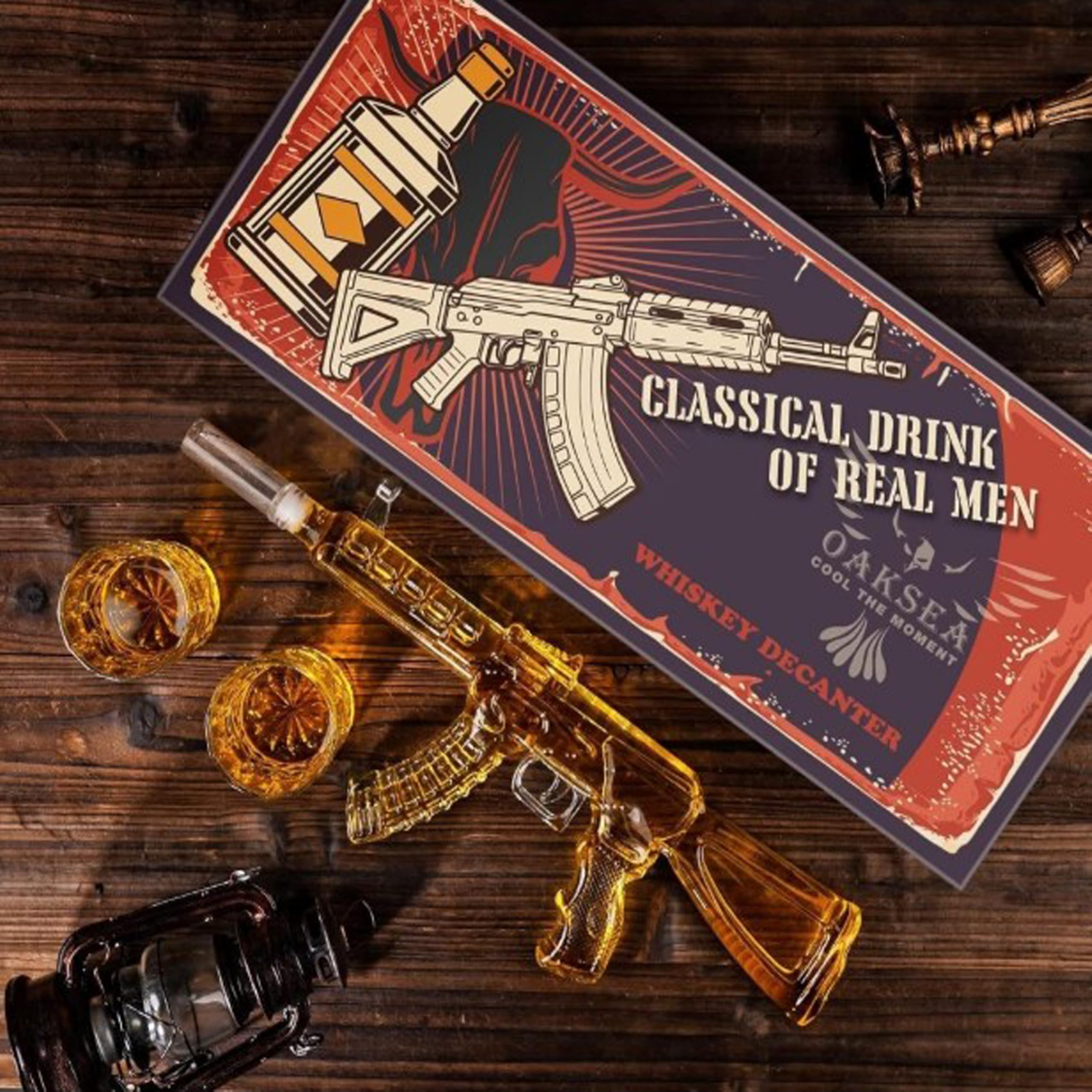 AK47 Kalaschnikow XXL - Juego de decantador de whisky (850 ml, jarra con 2 vasos de 225 ml, cristal y madera, forma de rifle sobre soporte de madera, hecho a mano), regalo para hombres, regalo del día