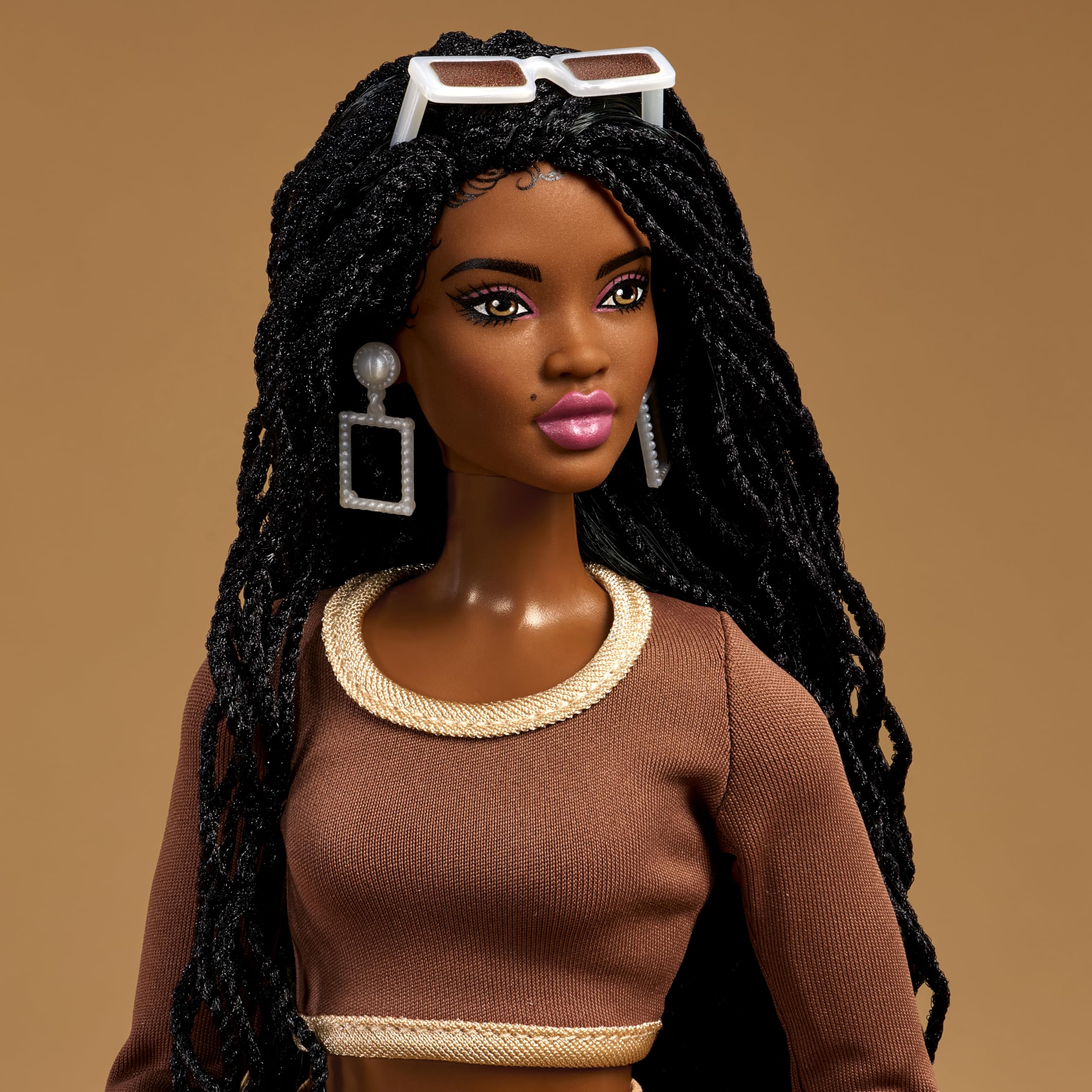 Barbie You Create Barbie Basics Zestaw neutralny 002 Lalka modowa do ustawiania w różnych pozach, możliwość personalizacji, uniwersalne ubranka i akcesoria, zabawka dla dzieci 6+, JJX36