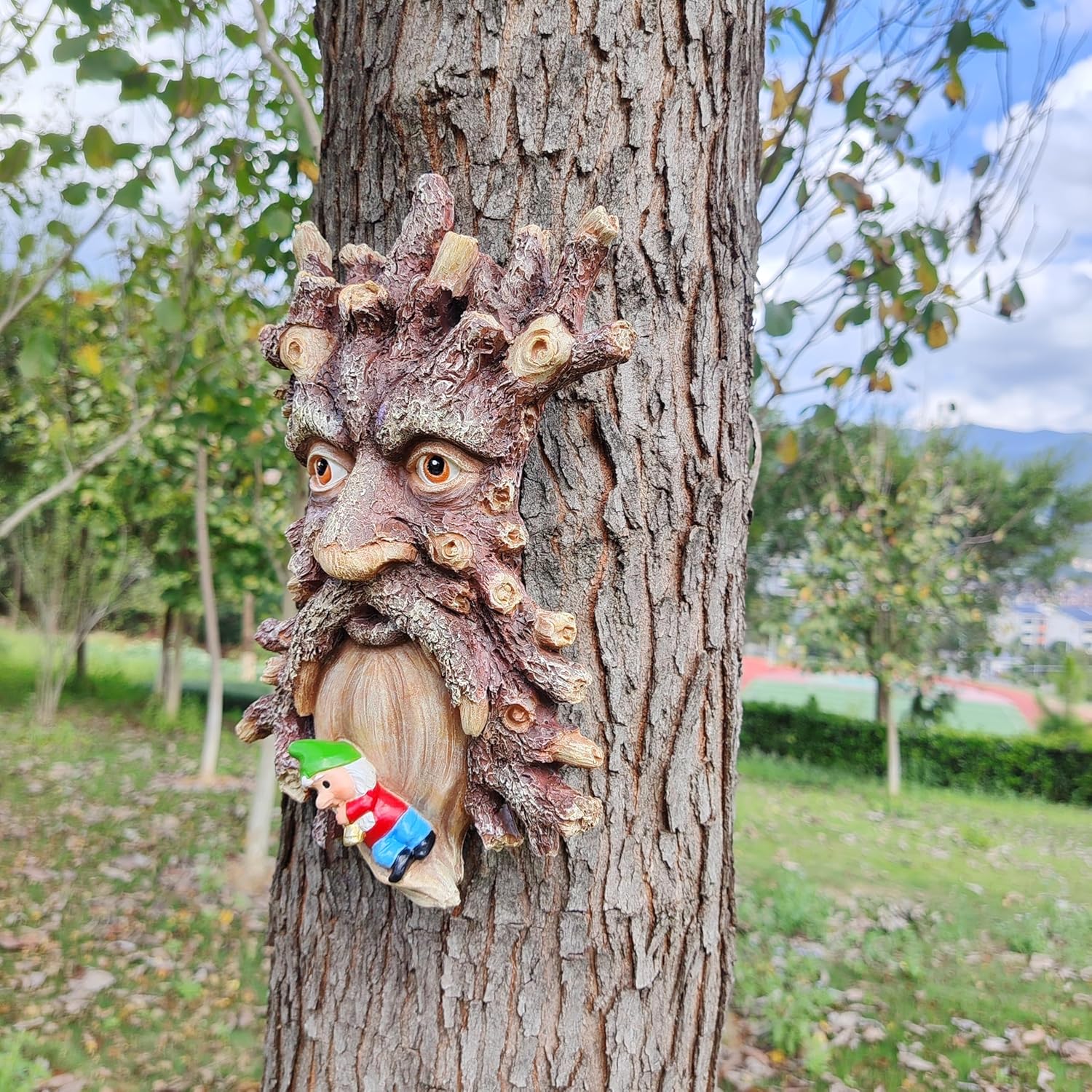 Whimsical Tree Face Garden Decoration ，Super Bowl Party Decor Valentine‘s Day Gift Decorative Tree Faces Decor Outdoor Wallmounted Statue Art with Leaf Features (Brown)
