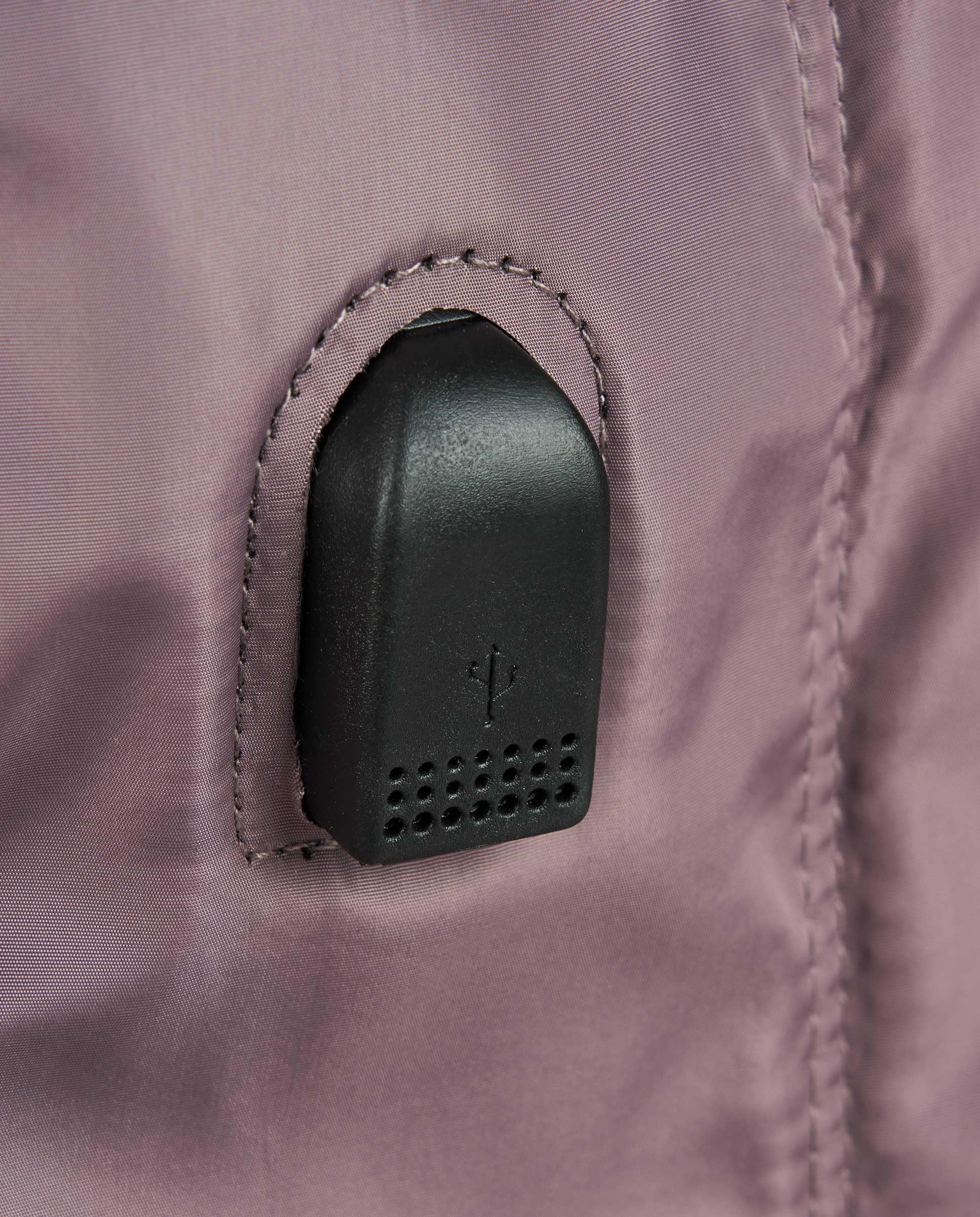 PACO MARTINEZ Mochila de Viaje Expandible, Equipaje de Cabina con 2 Compartimentos Amplios y 1 Bolsillo, Puerto USB, Espalda Acolchada y Transpirable, Nylon Color Lila
