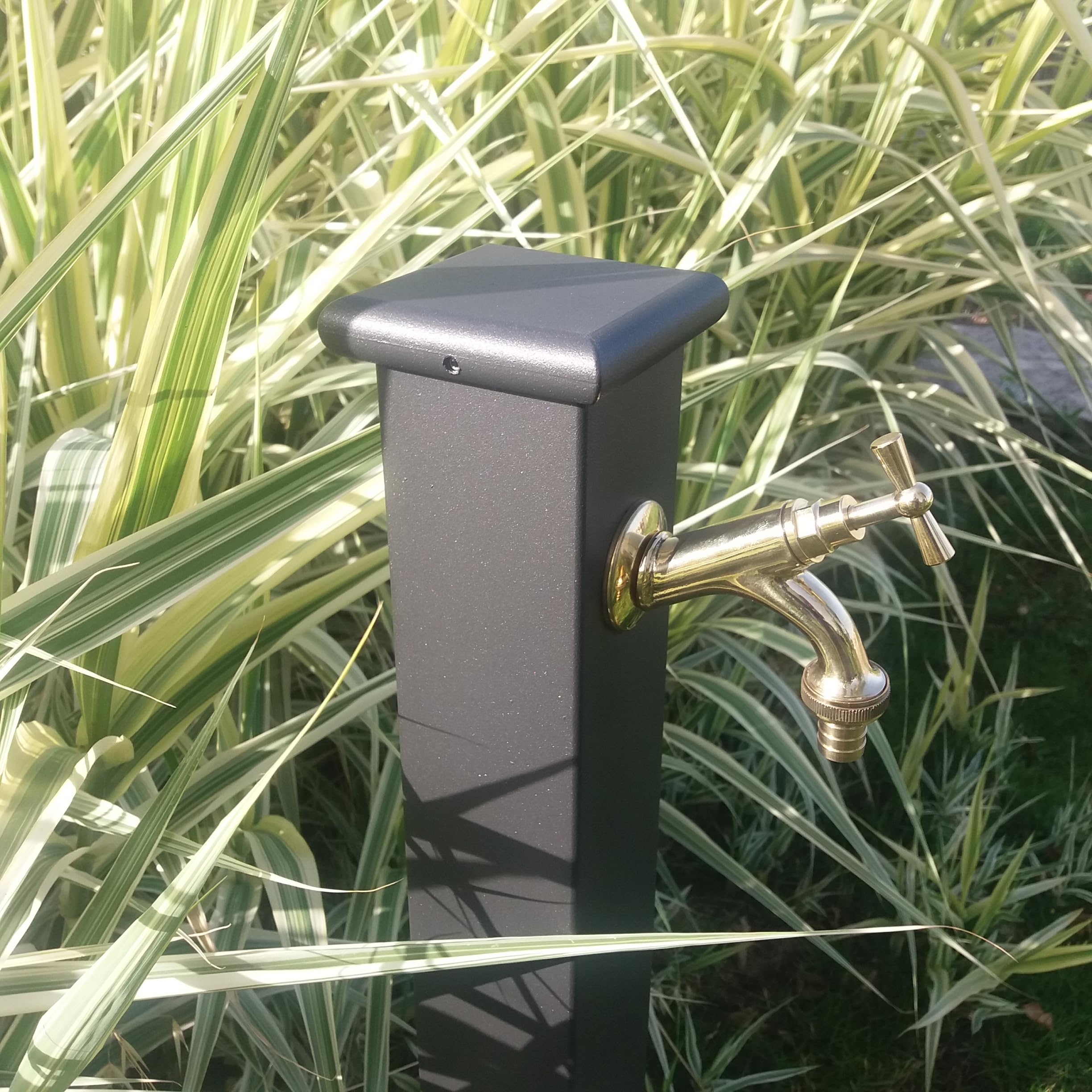 FONDERIA BONGIOVANNI Fuente de columna modelo Olimpia de acero con grifo de latón pulido 303L para exterior casa jardín color gris hierro fundido