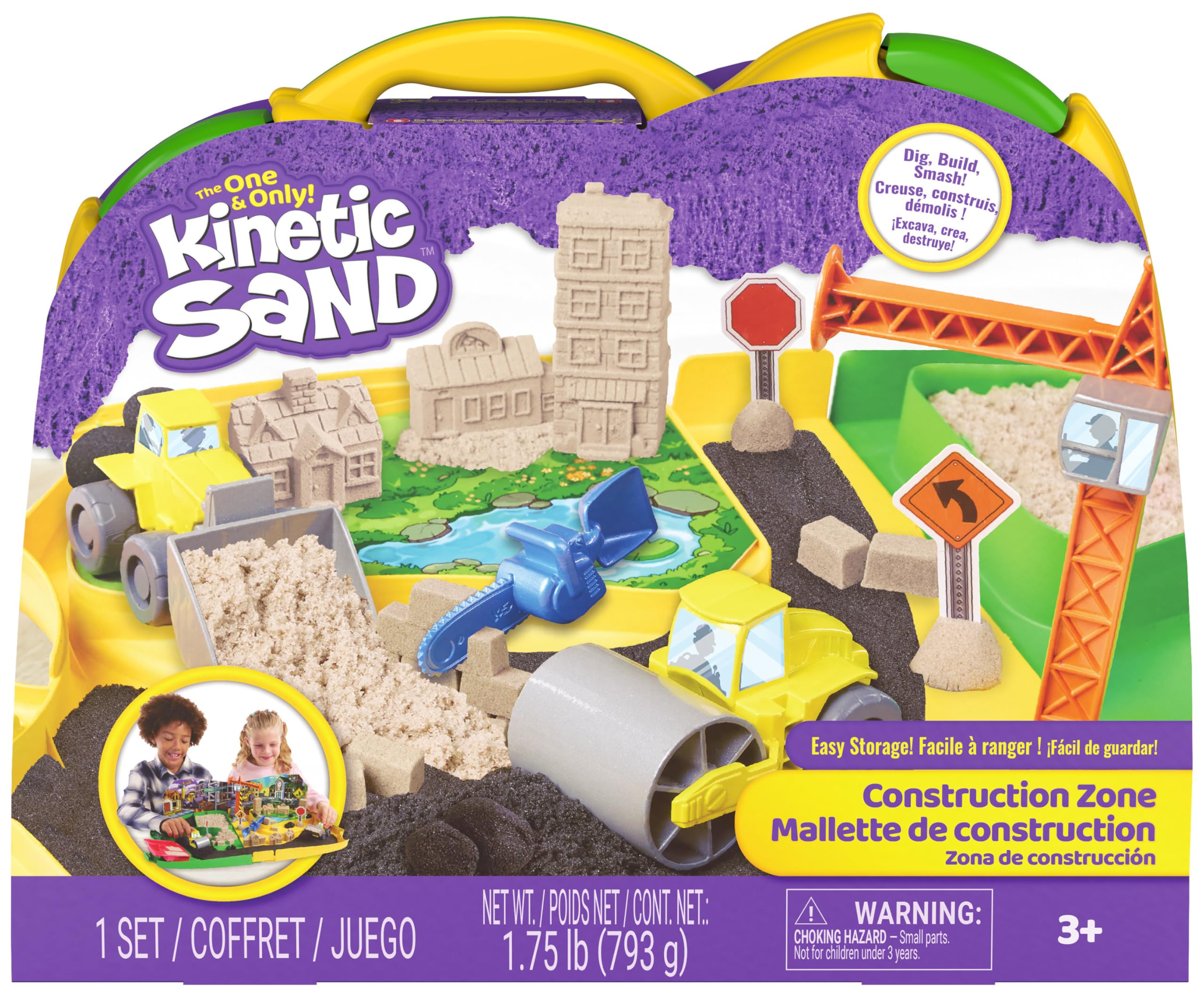 Kinetic Sand Deluxe walizka na plac budowy ‒ 794 g piasku kinetycznego ze Szwecji, spełnia wszystkie obowiązujące wytyczne dotyczące bezpieczeństwa, do zabawy w pomieszczeniach z pojazdami budowlanymi