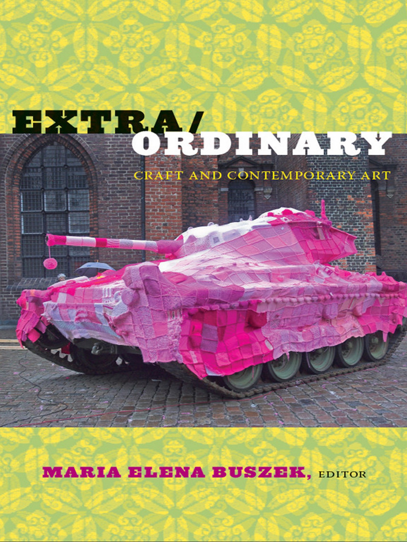 Extra/Ordinary Craft and Contemporary Art catalogue exposition livre essai art