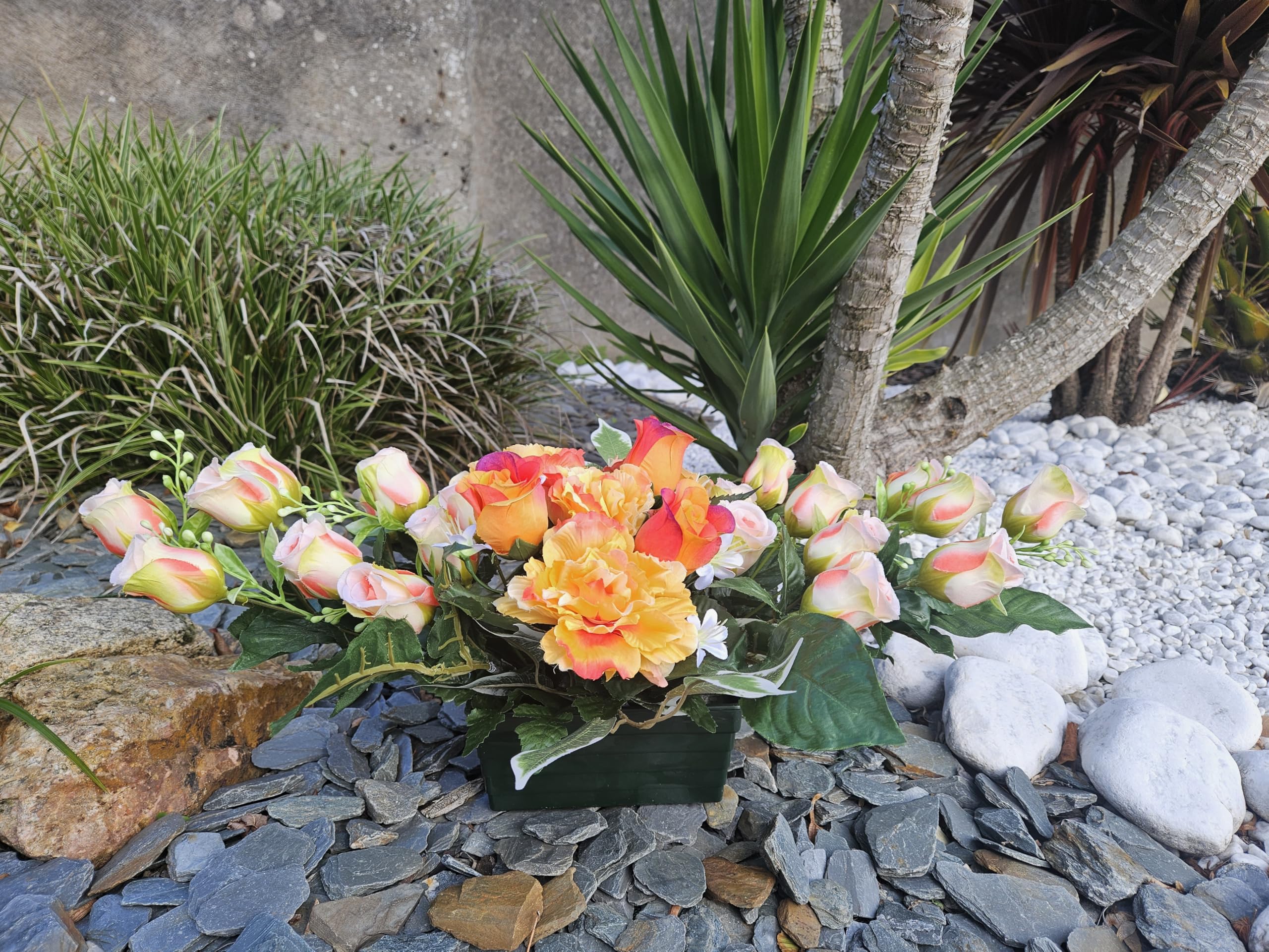 Composition de Fleurs Artificielles Lesté Ciment pour Une Parfaite Tenue à L' extérieur. Réalisé par nos Soins, Fleurs de Qualité.