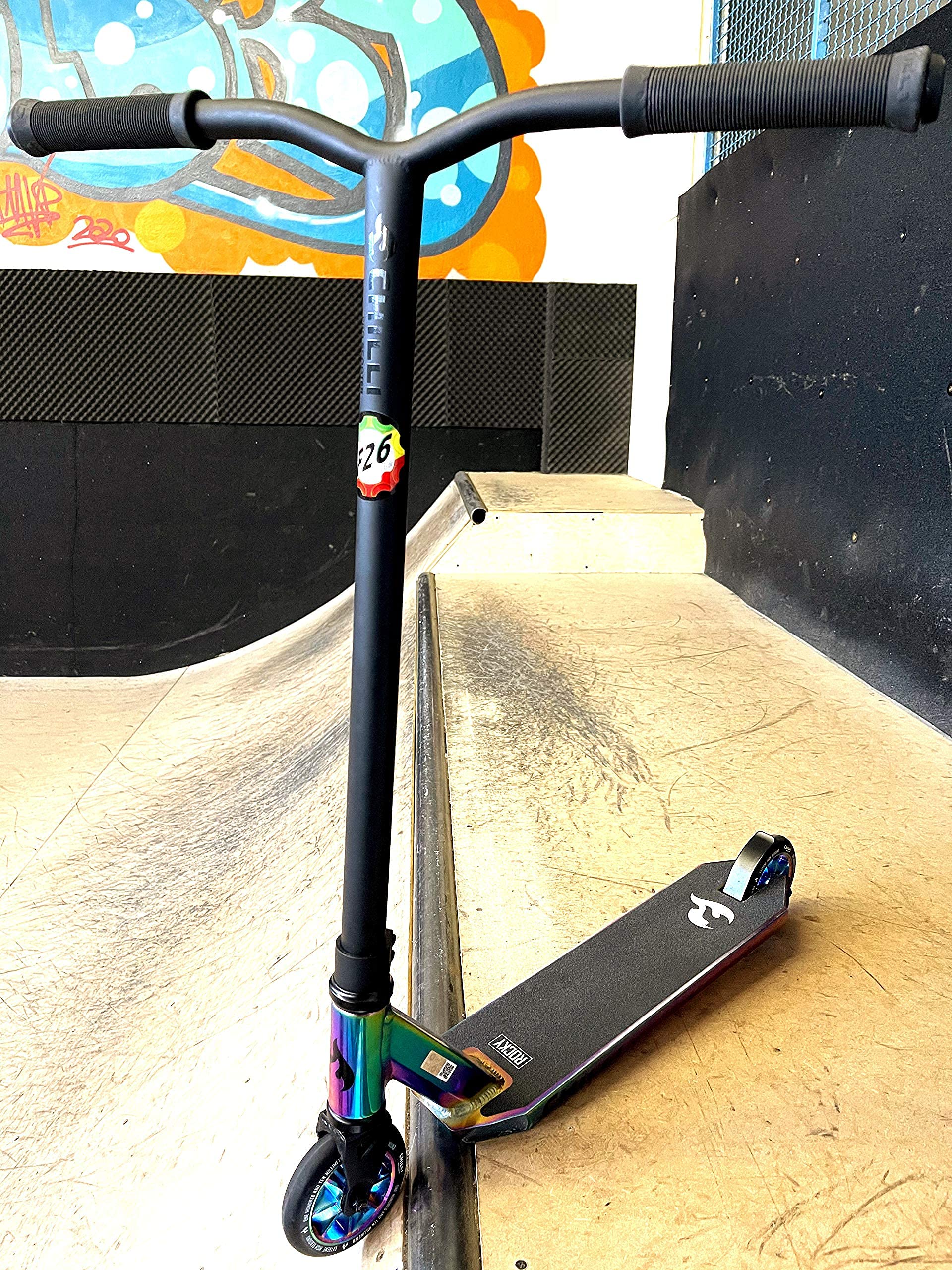 Chilli Pro Scooter Stunt Scooter H = 82 cm Trick Tret Roller + Fantic26 Sticker (Rocky Rainbow Neochrome)