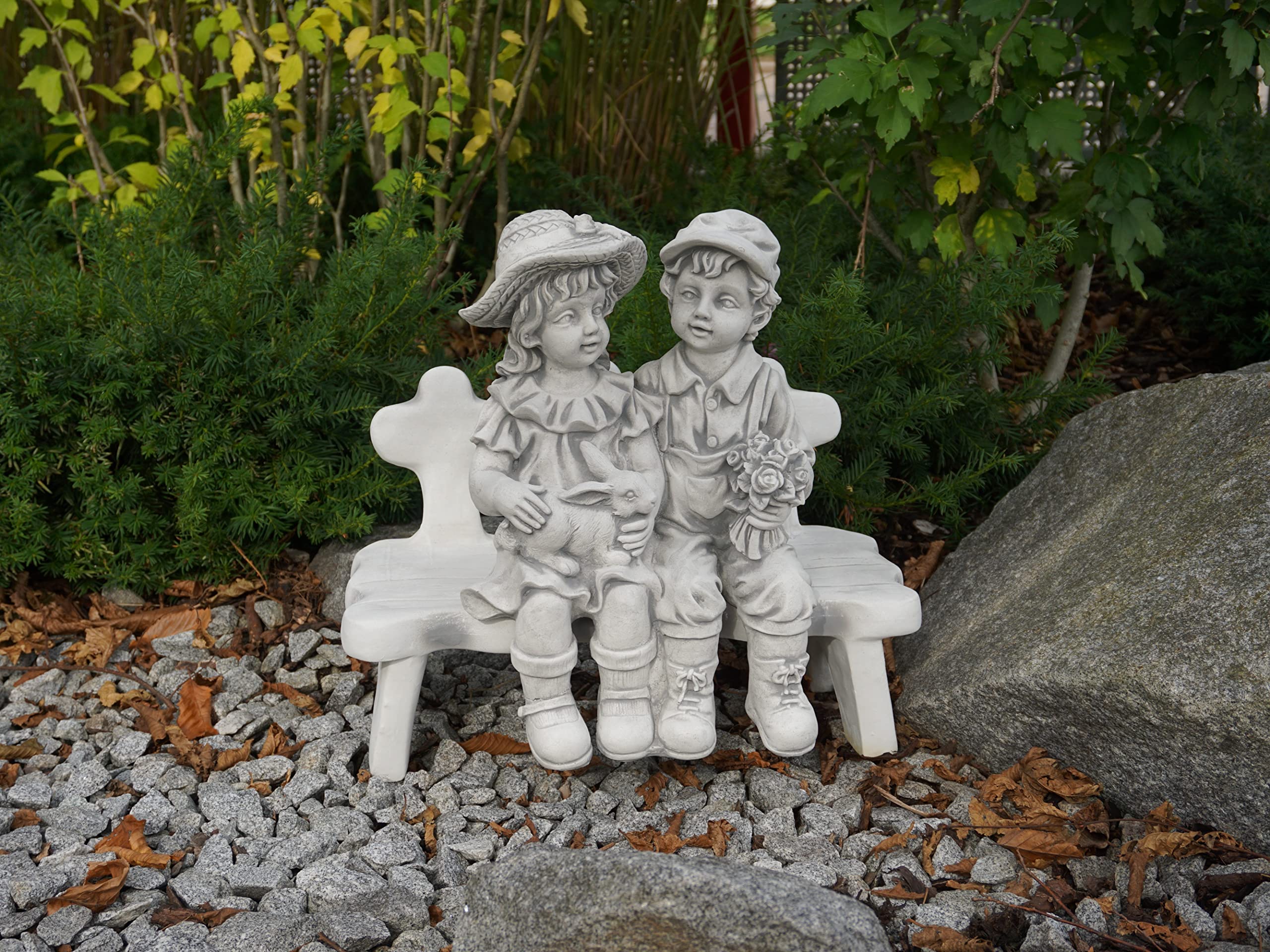 gartendekoparadies.de Chłopiec i dziewczynka na ławce, kamienna figurka wys. 40 cm, 21 kg, szara, odporna na mróz z odlewu kamiennego do użytku na zewnątrz