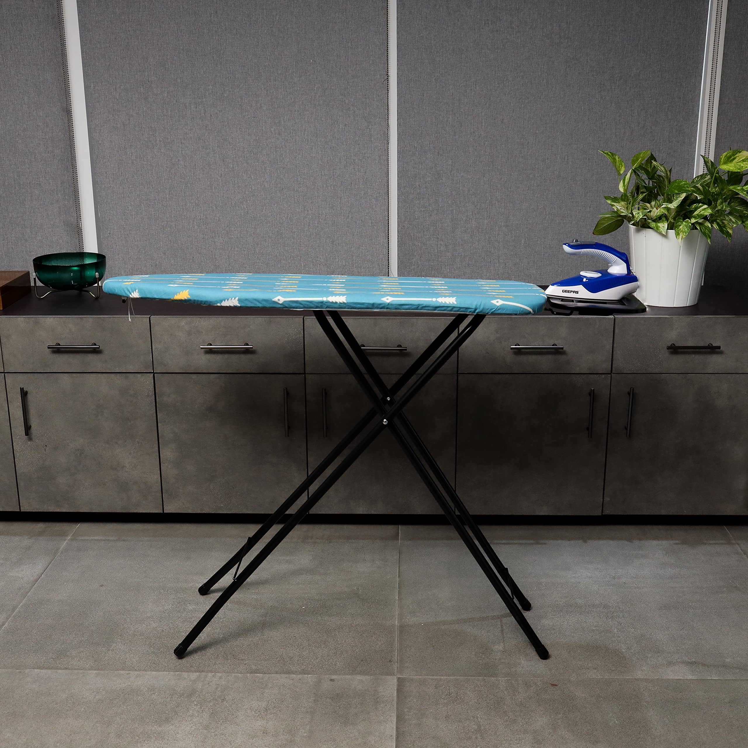 Delcasa 91.5 x 33 cm Ironing Board Ironing Table Heat Resistant, Contemporary Lightweight Iron Board with Adjustable Height and Lock System Assorted colour
