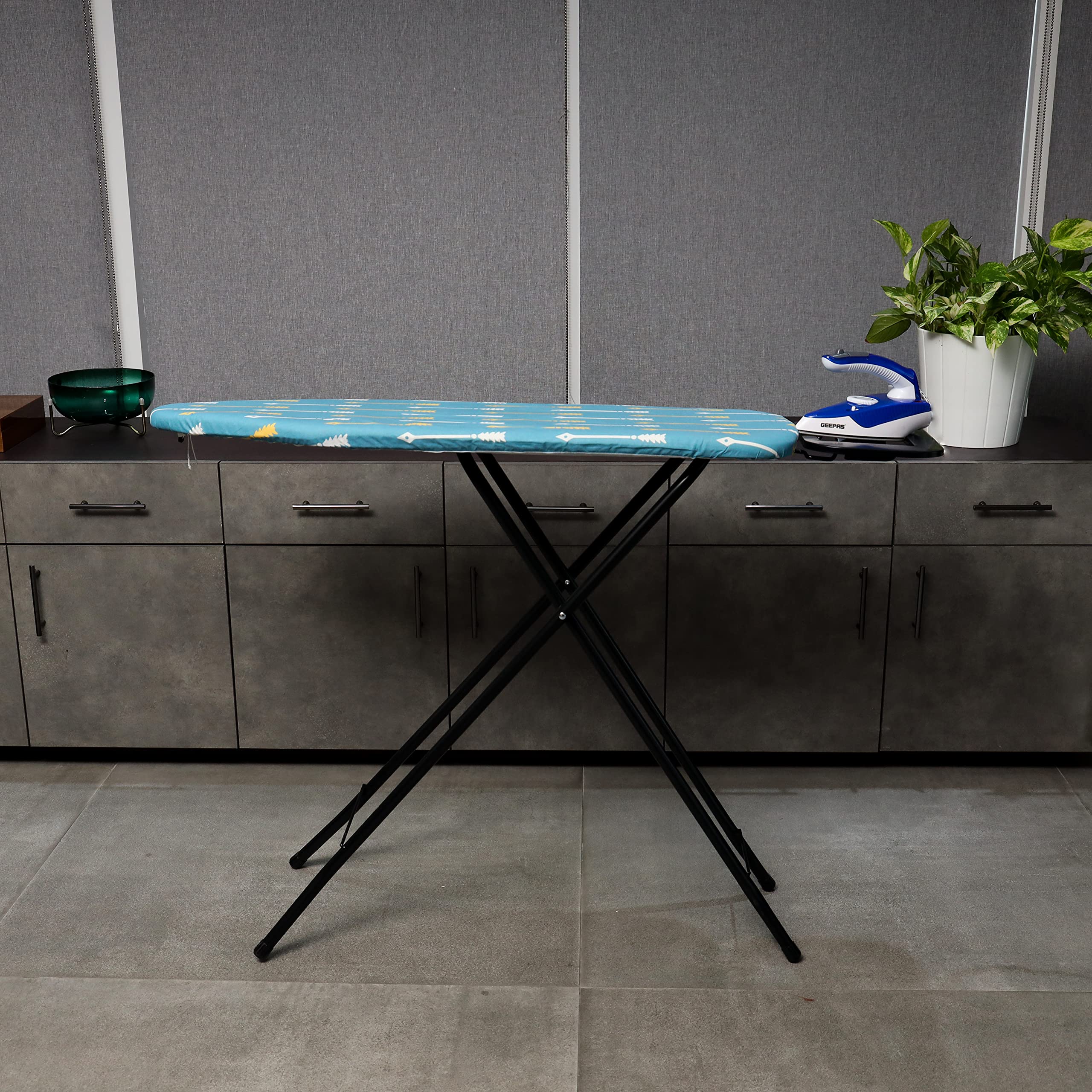 Delcasa 91.5 x 33 cm Ironing Board Ironing Table Heat Resistant, Contemporary Lightweight Iron Board with Adjustable Height and Lock System Assorted colour