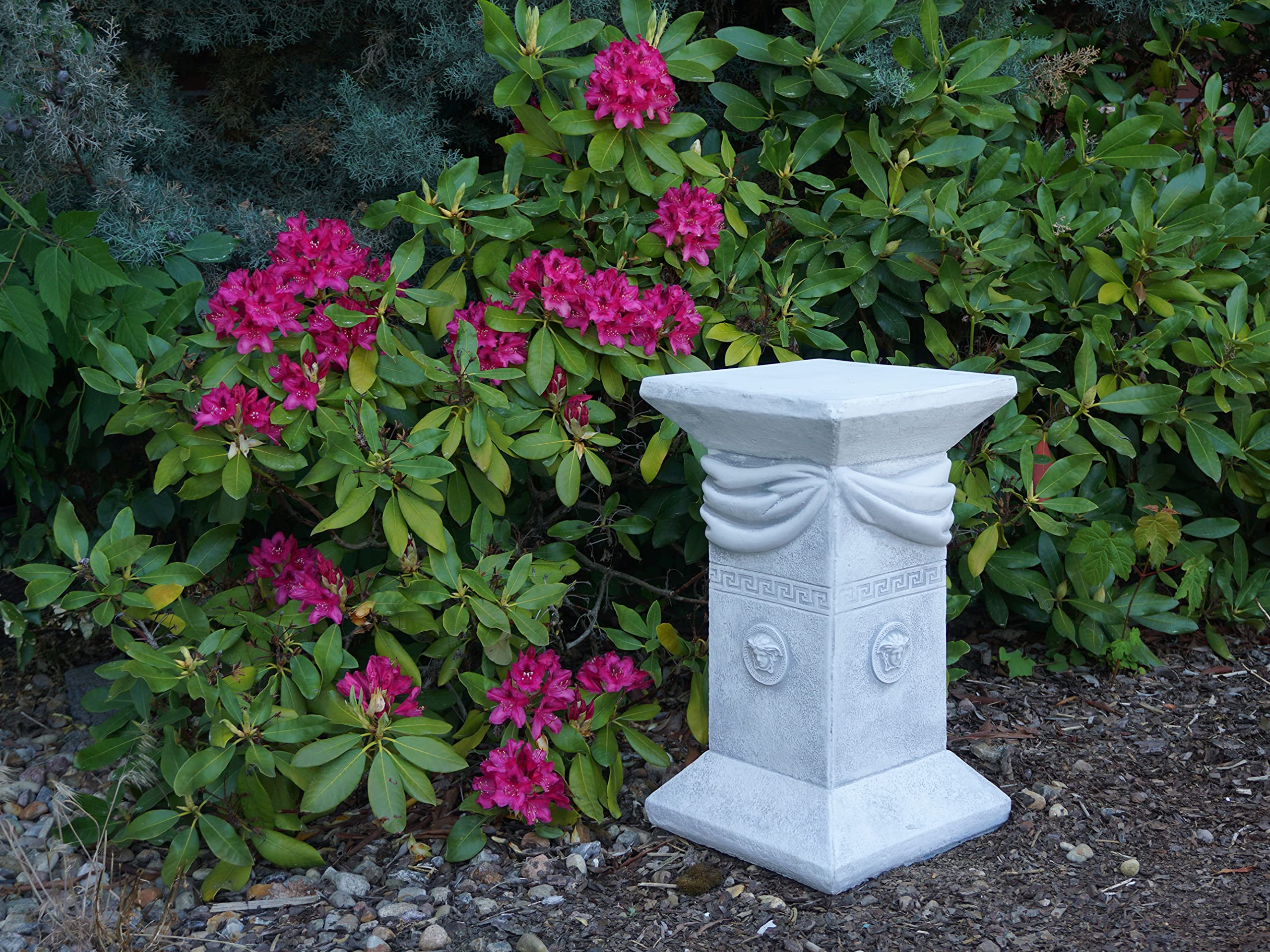 gartendekoparadies.de Sockel Podest mit Designer Motiv aus Steinguss, Grau, Frostsicher für Außenbereich, H. 56 cm, Stellfläche 32 x 32 cm, 71 kg