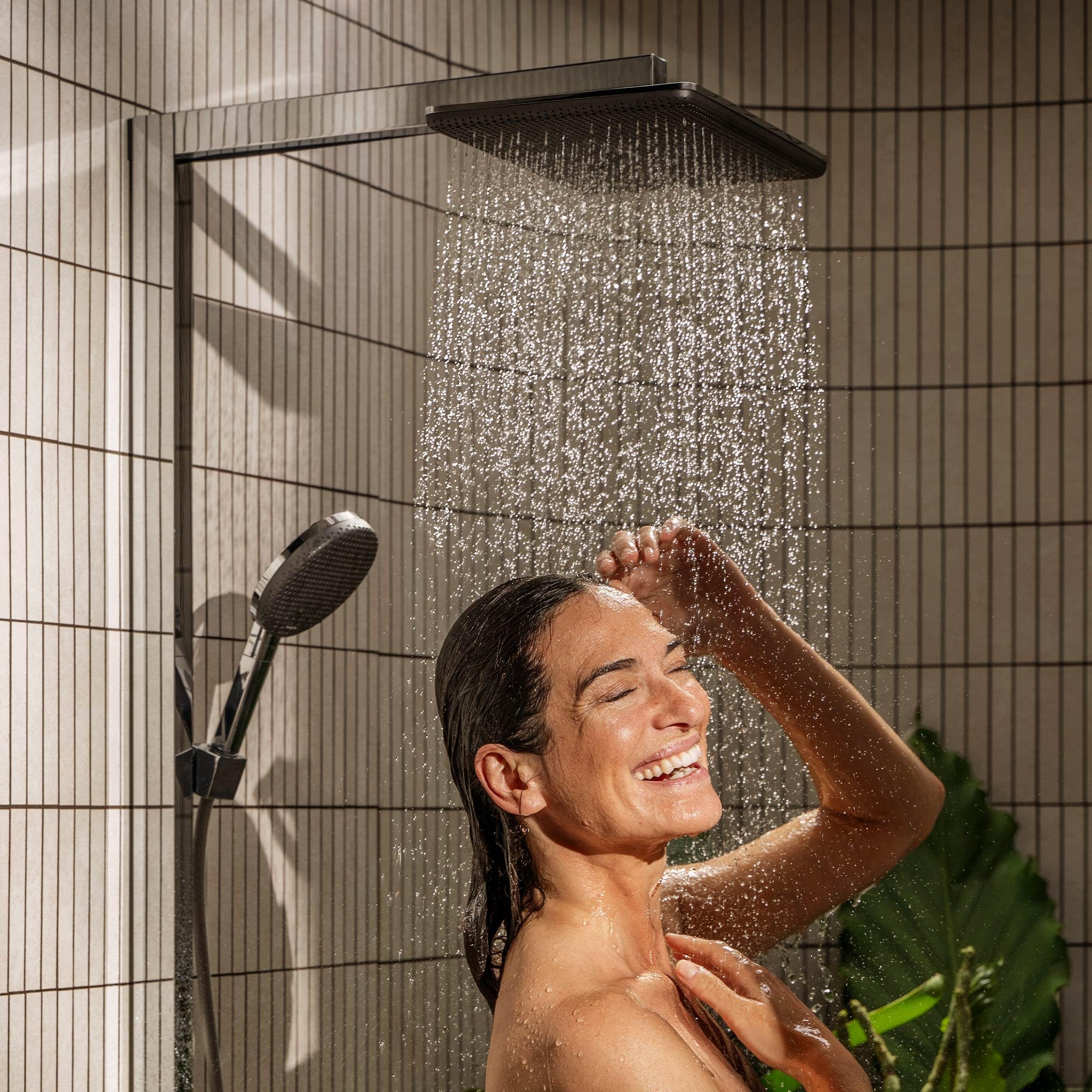 hansgrohe Raindance Alive Q - Duschsystem mit Thermostat, Regendusche (340 x 210 mm) mit Armatur, Handbrause, Schlauch, Brausestange und Kopfbrause (2 Strahlarten), Chrom, 24590000