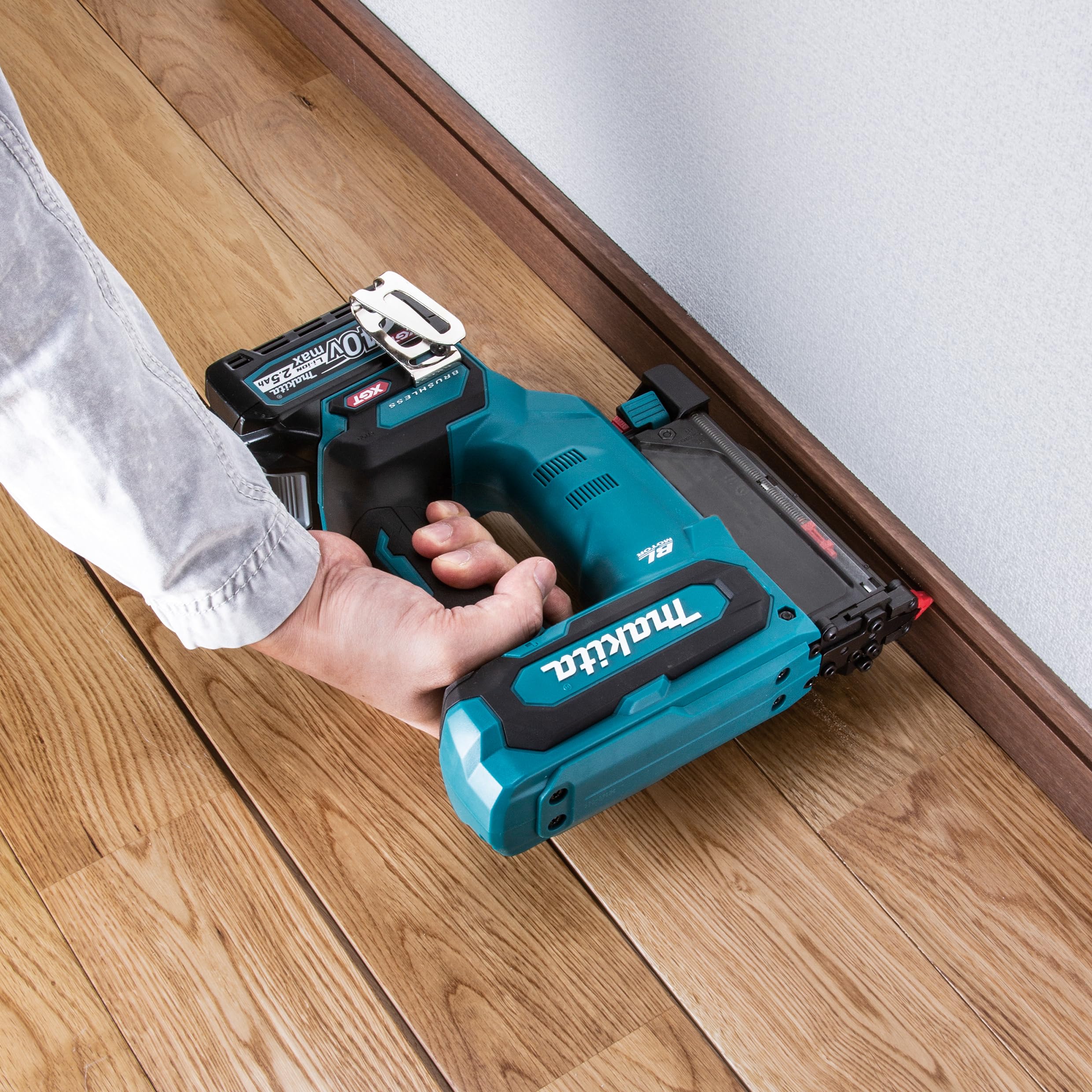 Makita PT001GZ Clavadora sin escobillas 40V Max Li-ion XGT Baterías y cargadores no incluidos