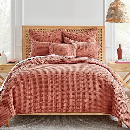 Levtex Home Mills Waffle - Juego de edredón tamaño FullQueen (88 x 92 pulgadas) con 2 fundas de almohada (26 x 20 pulgadas), Adobe, juego de ropa de