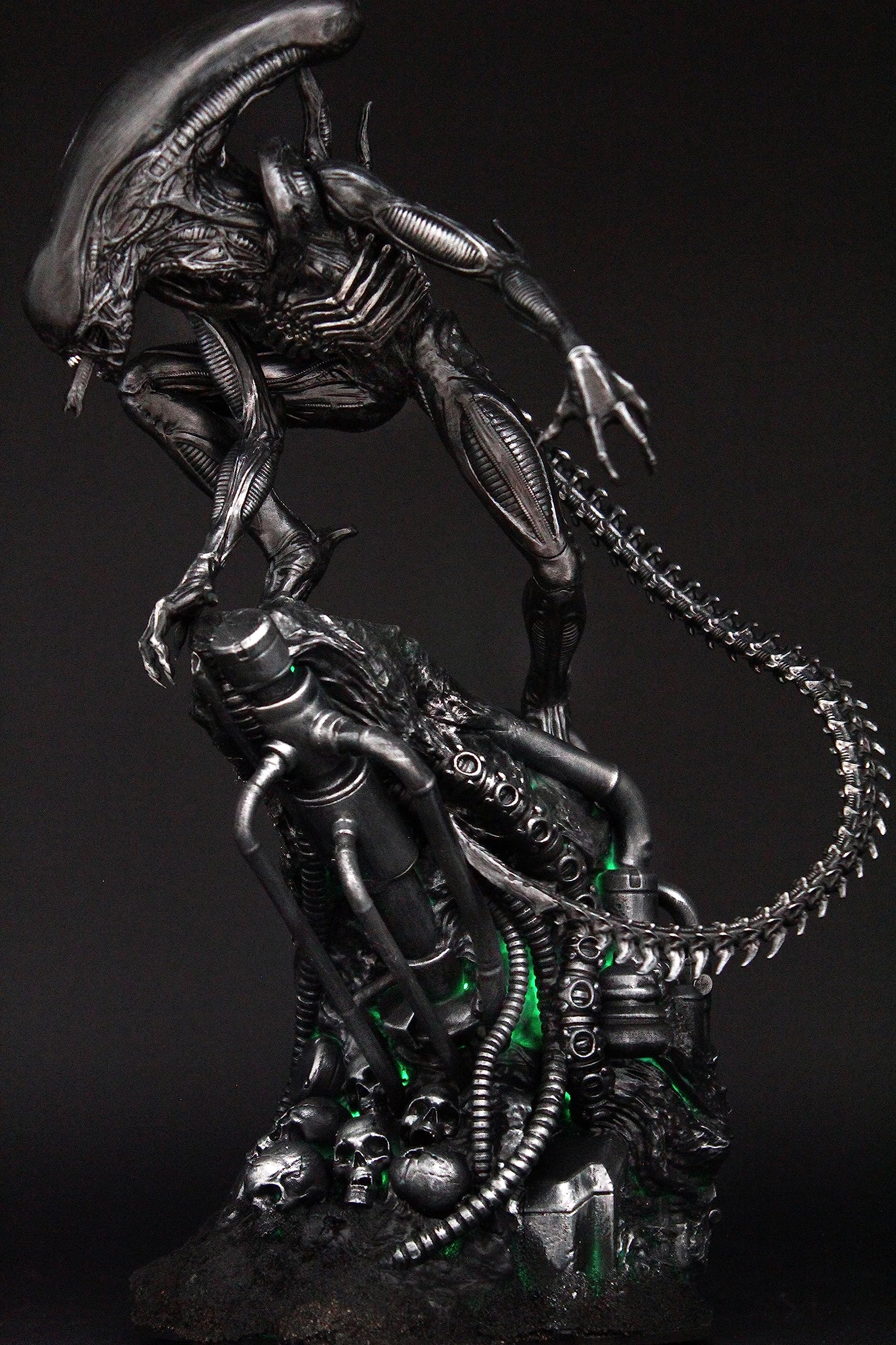 Generico Alien Xenomorph Figure - statua Alien da 35cm con LED, diorama alieno da collezione, incredibile dettaglio, esclusiva Made in Italy