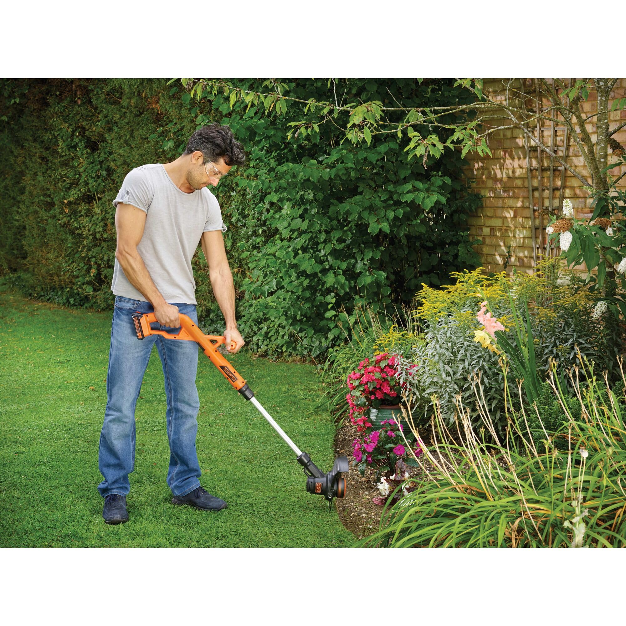 BLACK+DECKER Cortabordes 18V, Ancho de Corte 25cm, Sistema Reflex, Cabezal Giratorio Flip-to Edge, Mango Telescópico, Incluye Bobina de Hilo 9m y Batería de Litio 1.5Ah, 9000rpm, ST1823