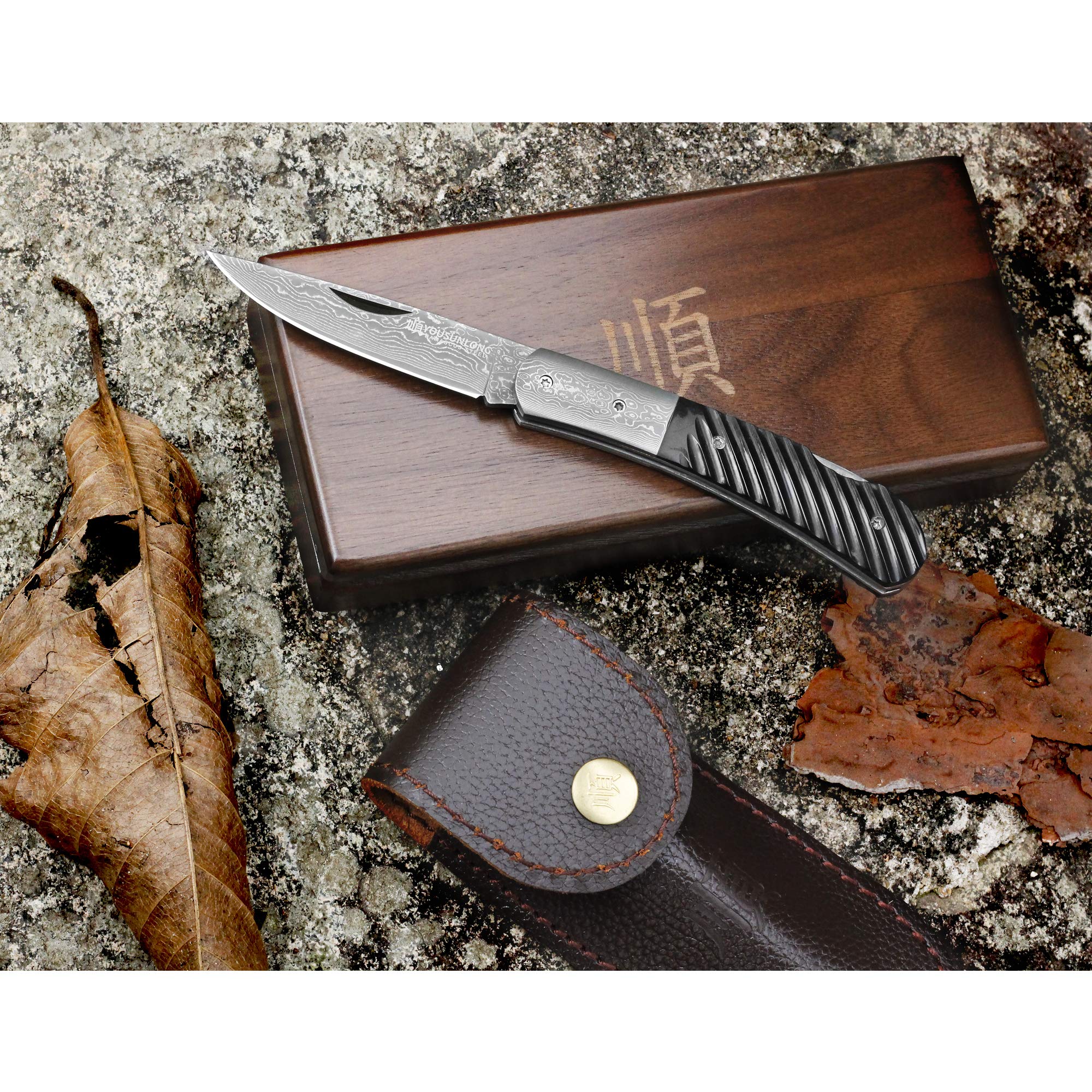 YOUSUNLONG Coltello Tascabile 175 mm - Lama in Acciaio Giapponese Damasco - Coltello Pieghevole Adatto al Campeggio e alla Caccia - Manico in Corno di Bufalo Naturale con Fodero in Pelle