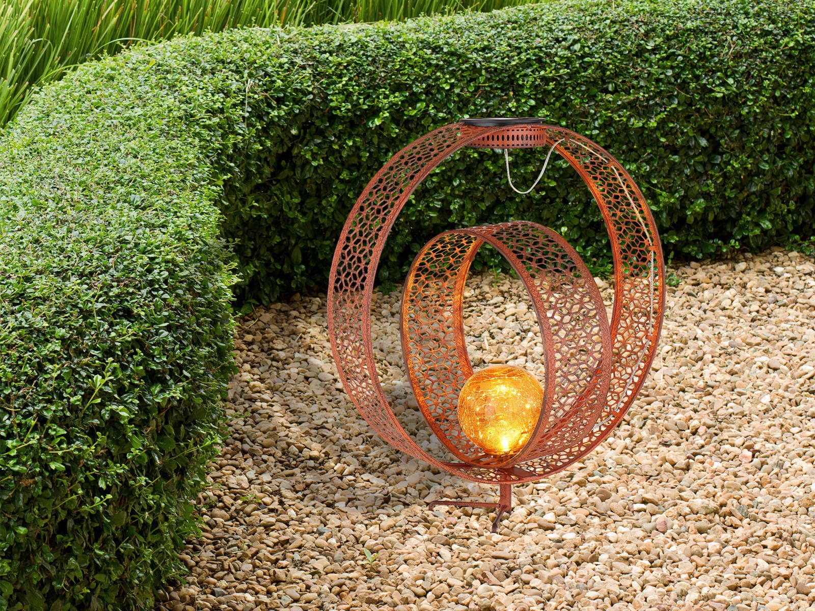 Set di 2 luci solari con punzonature decorative effetto ruggine e sfera di vetro, altezza 42 cm