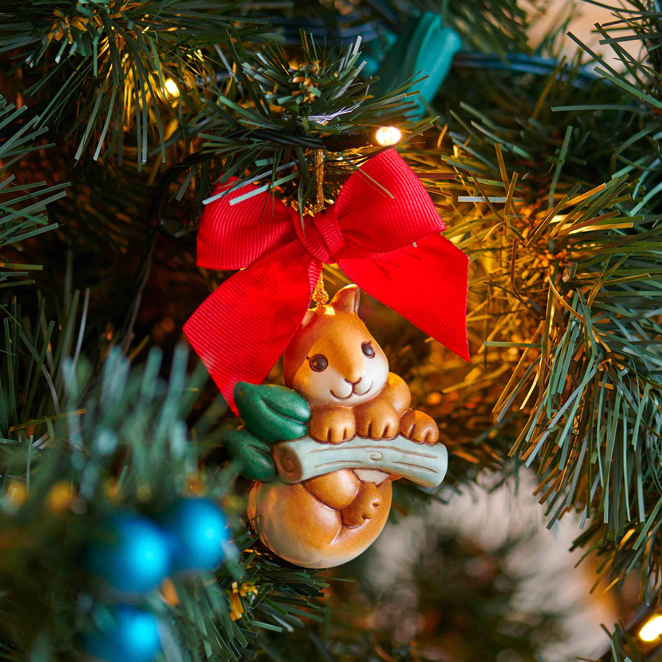 THUN - Addobbo Scoiattolo su Ramo per Albero di Natale - Formato Grande - Ceramica - Linea Preludio d'inverno - 7,6x5,7x4,5 cm