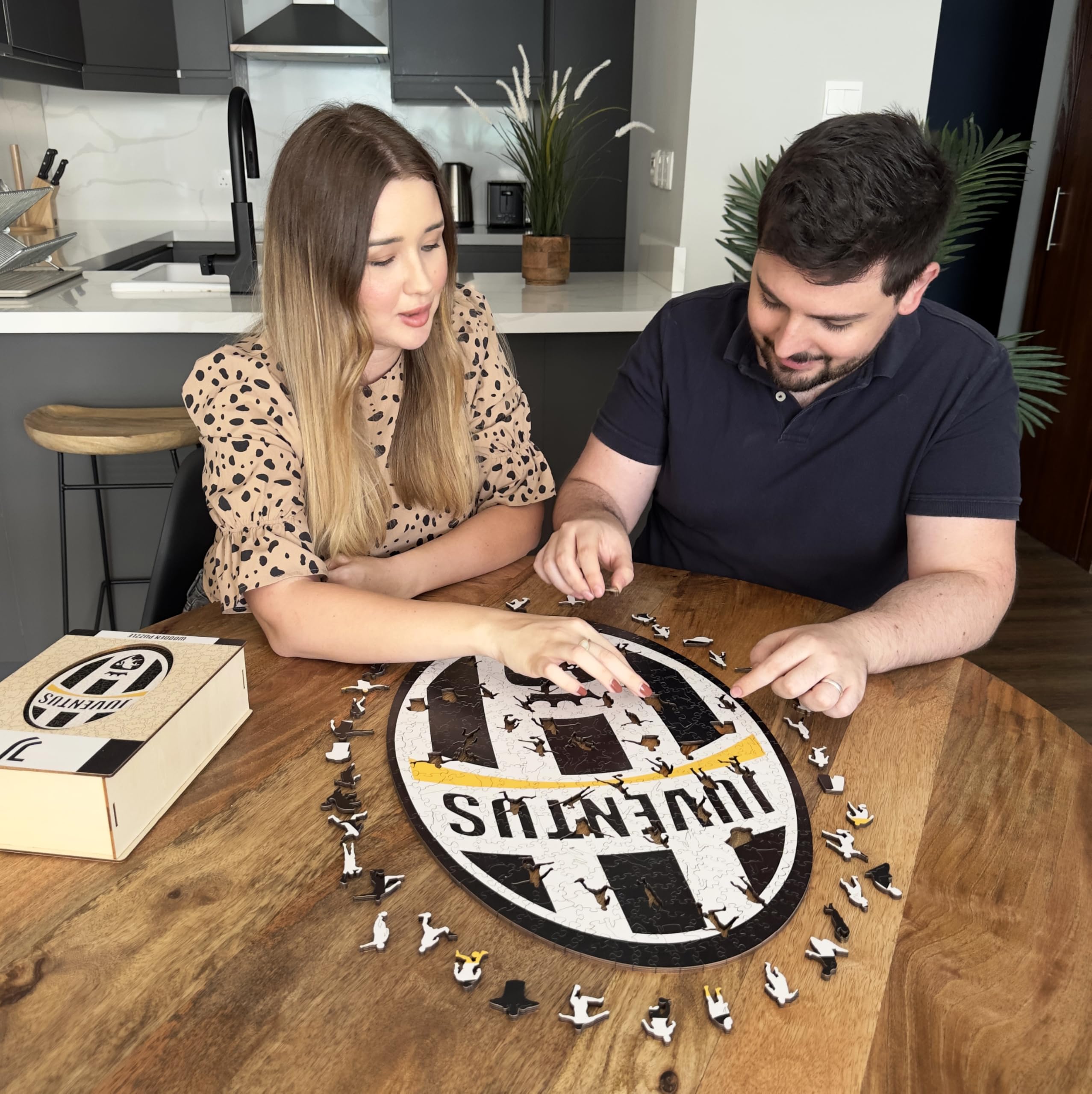 Iconic Puzzles - Juventus Retro Logo, Puzzle di Legno con licenza ufficiale, 100% sostenibile, regalo per adulti e bambini, taglia M, 270 Pz