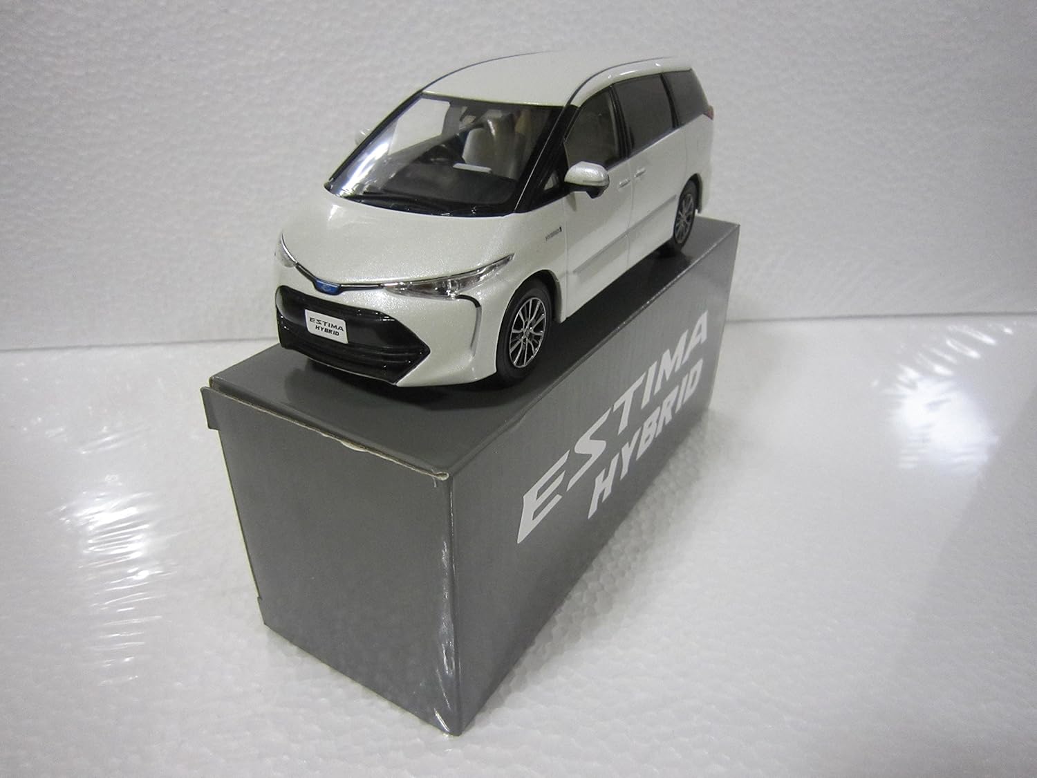 Amazon トヨタ 1 30 オフィシャルミニカー 新型エスティマ カラーサンプル ホワイトパールクリスタルシャイン ０７０ ミニカー ダイキャストカー ホビー