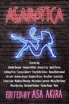 Егіз еркекпен жыныстық қатынас Аяқтарының арасында шағын шорт киген қыздың суреті