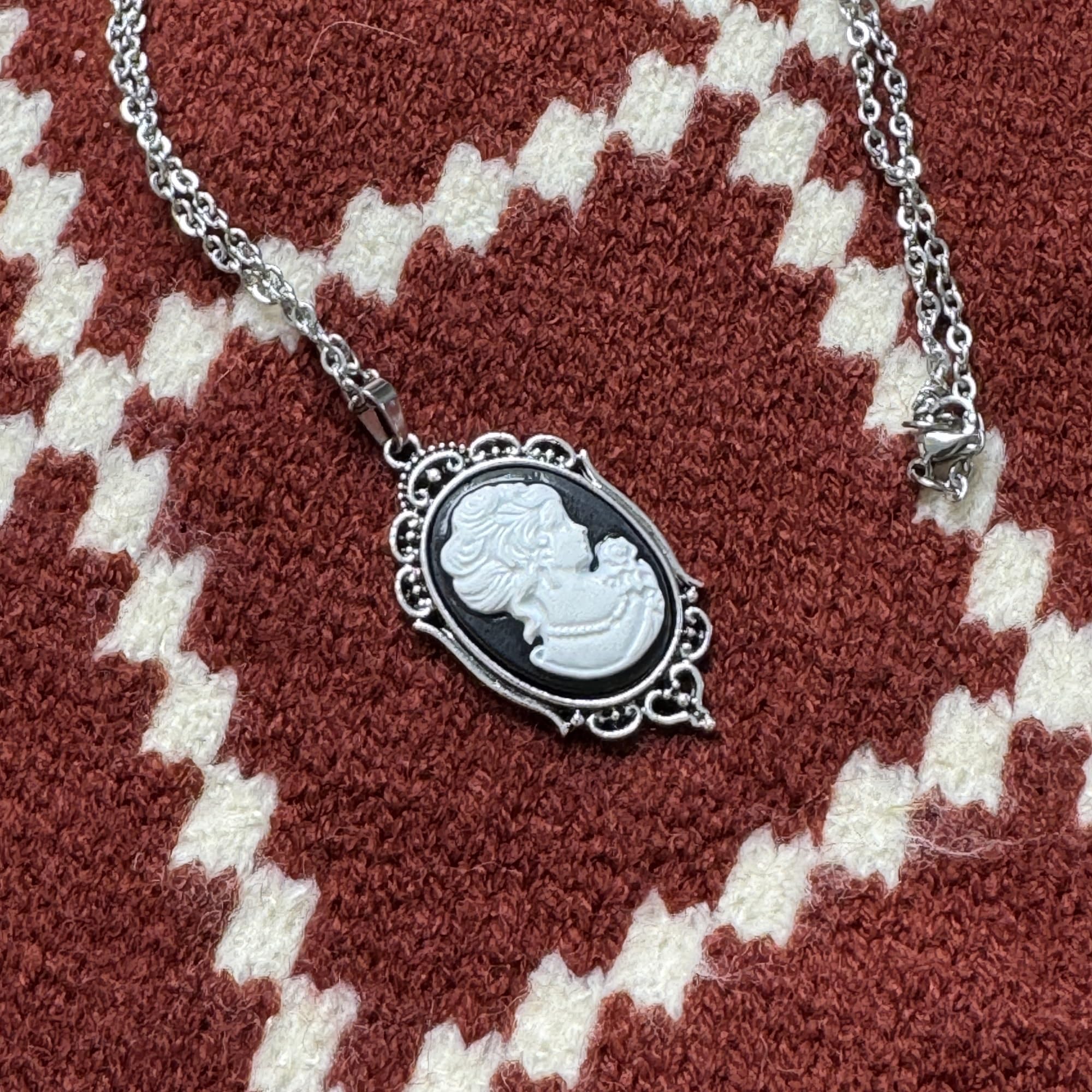 DYFUHO Collana con cammeo da donna smaltata, con cammeo della regina fanciulla, gioiello da donna
