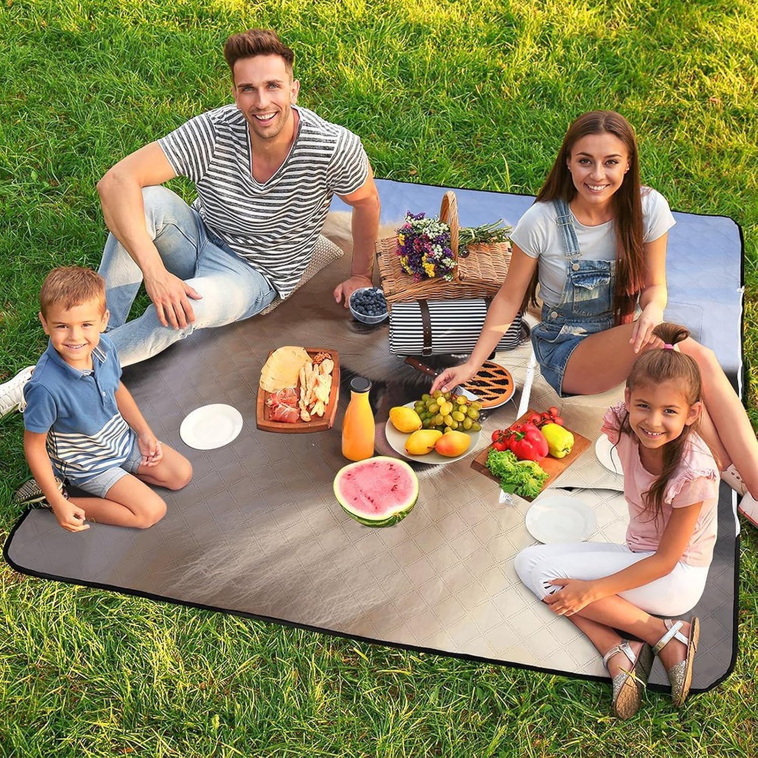 Happy Pomeranian Picnic Blanket with Zipper Water Resistant Sand Free Picnic Mat Washable Foldable Easy Carry Beach Blanket for Lawn Beach Hiking Camping