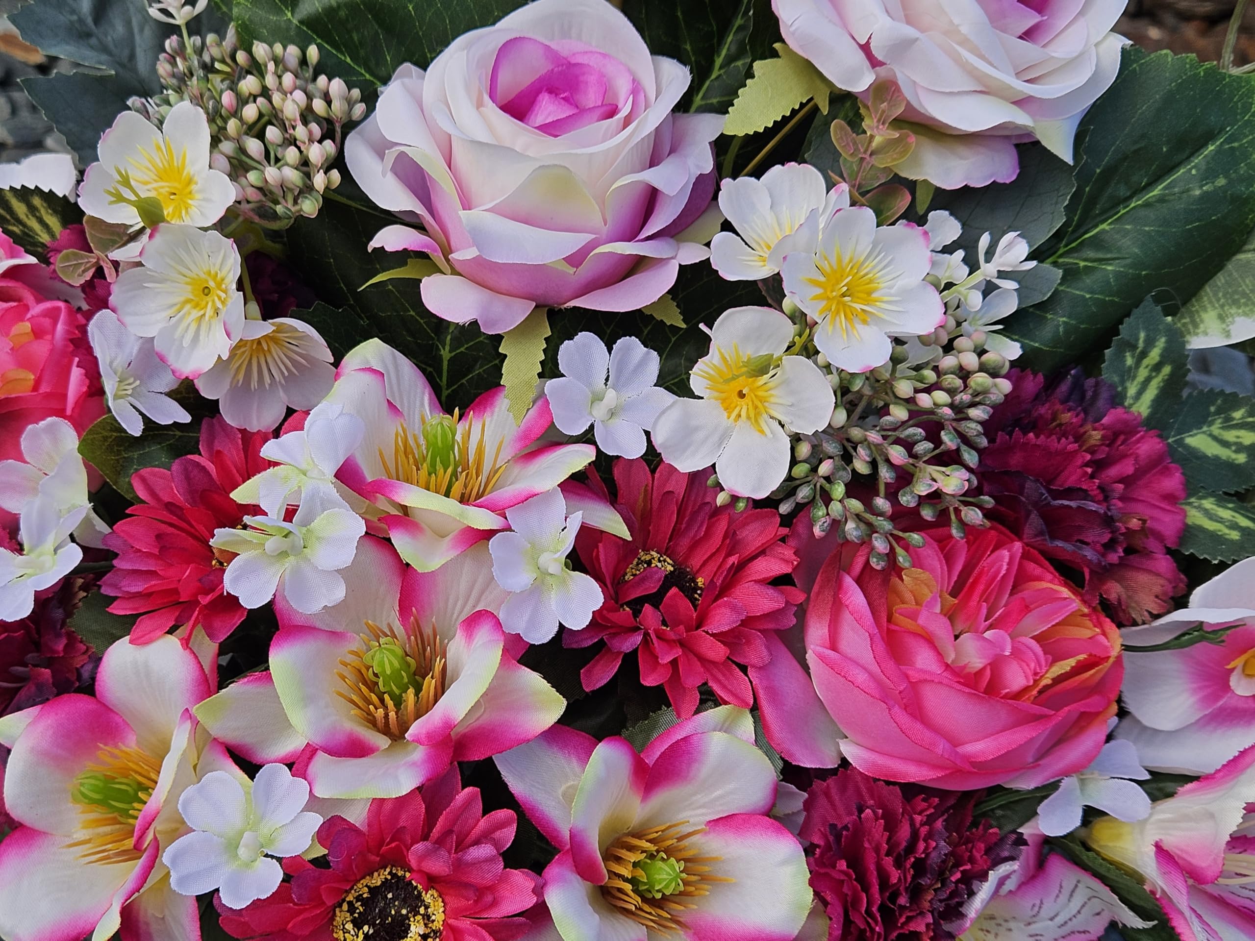 Composition de Fleurs Artificielles, Lesté Ciment Pour Une Très Bonne Tenue à L extérieur. Réalisé par Nos Soins, Fleurs de Qualité