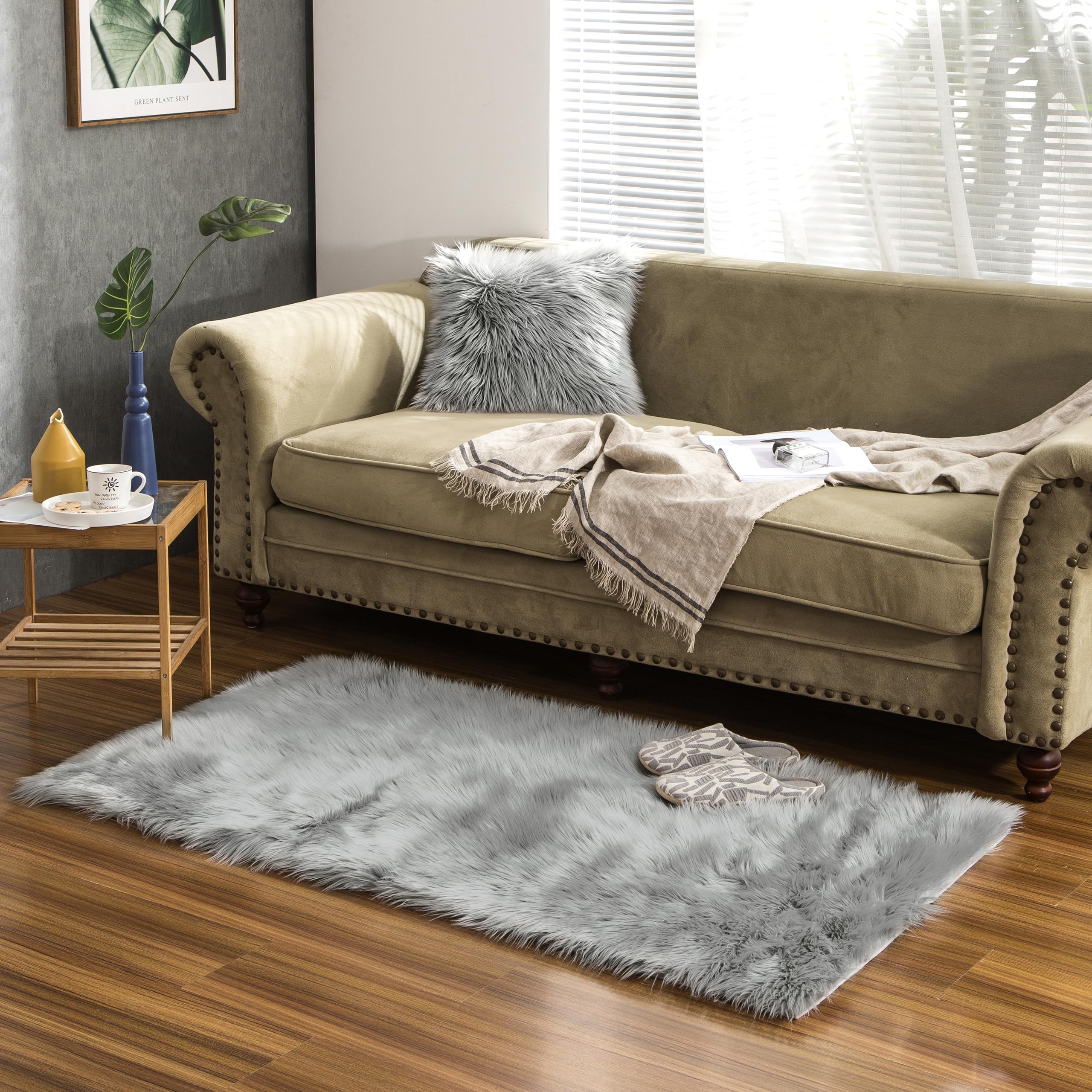 Tapis en fausse fourrure de mouton pour chambre cocooning grise