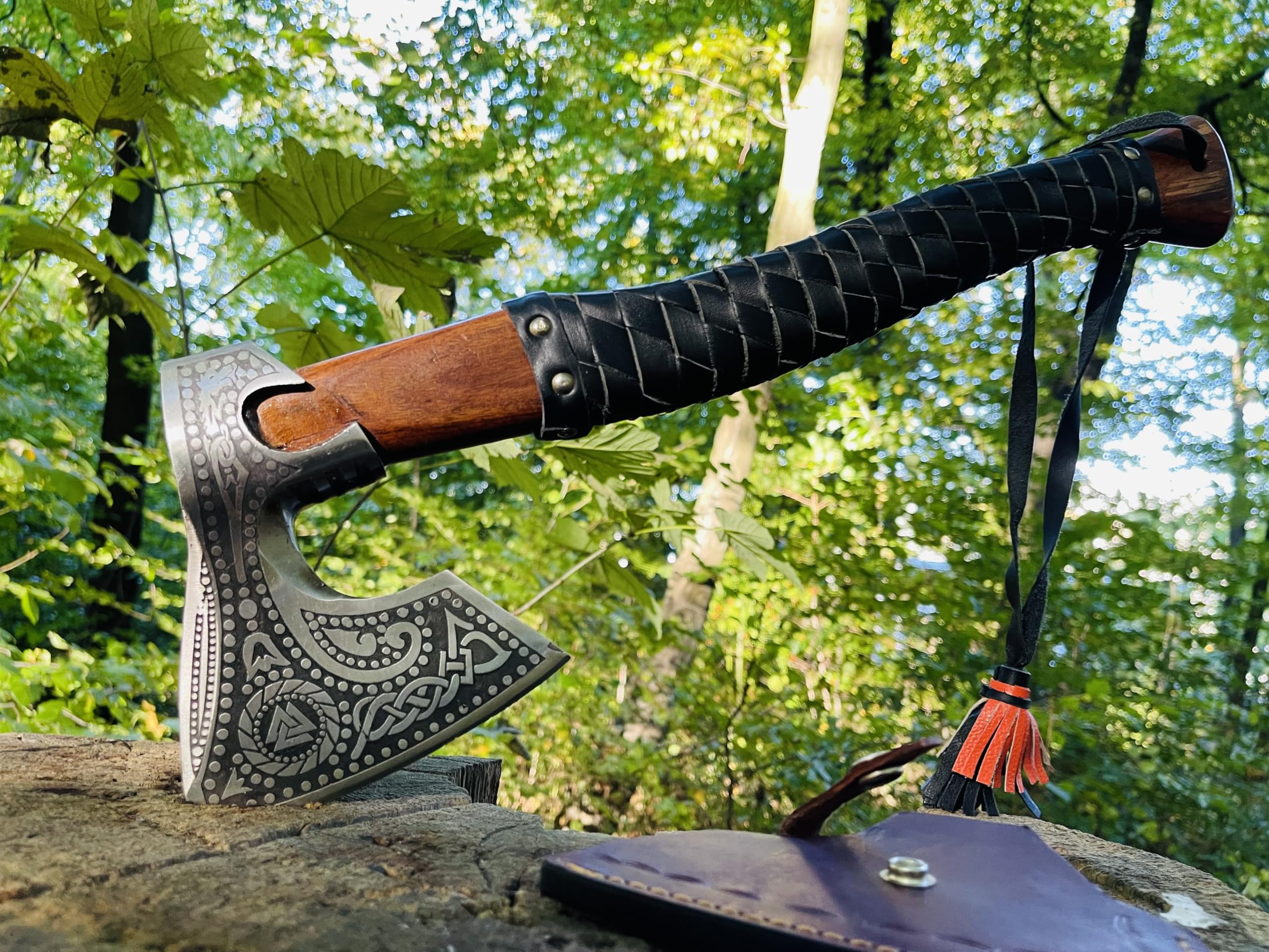 HACHE DE VIKING DÉCORATION LARP, CADEAU POUR LES FANS DE VIKING, Étui de transport, revêtement antiadhésif, lame en acier de haute qualité - manche en bois, longueur : 52 cm, 1 kg Cadeau d'anniversair