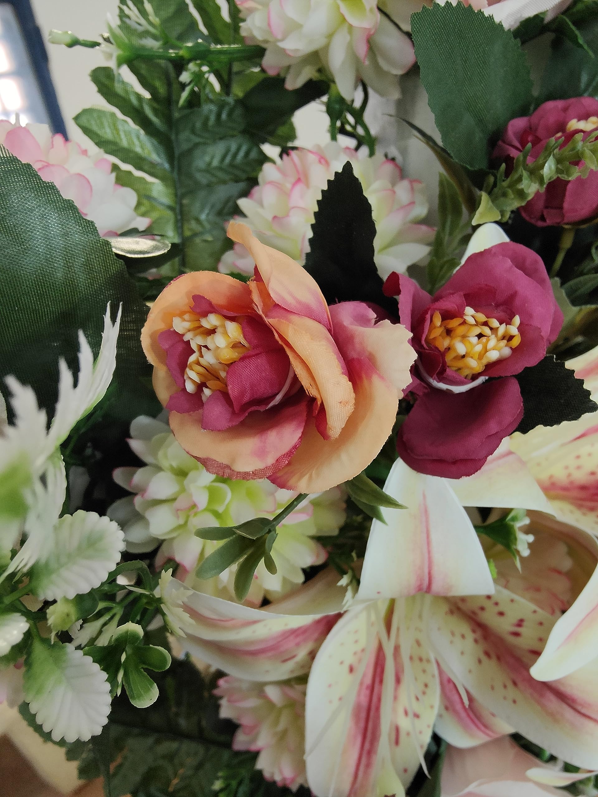DRW Croix de Fleurs artificielles Roses avec Roses pour cimetière, Saints, églises, anviersaires 95 x 52 x 15 cm