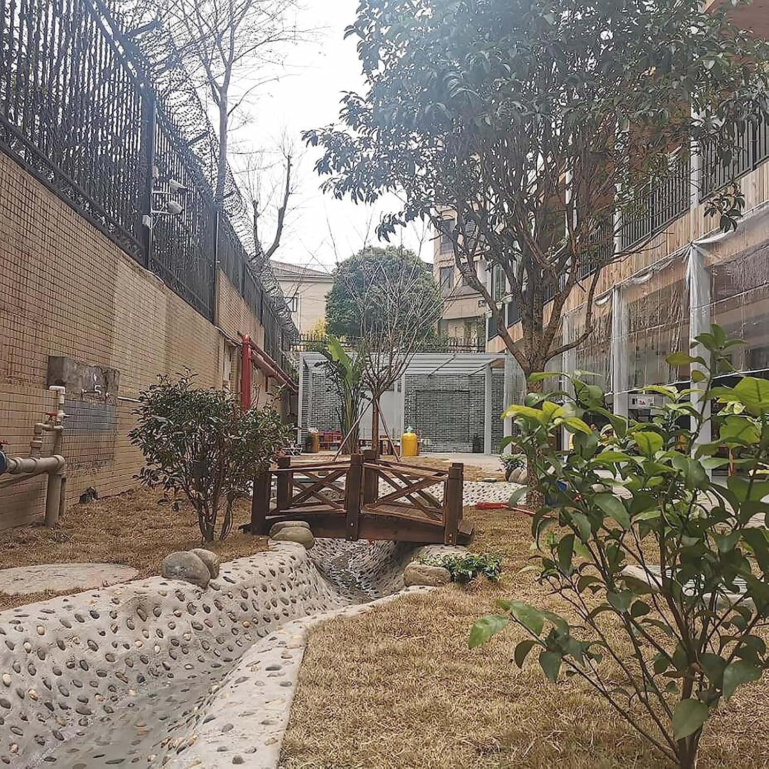 Garden Bridges for Outdoors 4ft Wide Clearance, Sidewalk Koi Pond Dry Creek Wooden Arched Footbridge, for Wedding Party Decor, Stained Finished