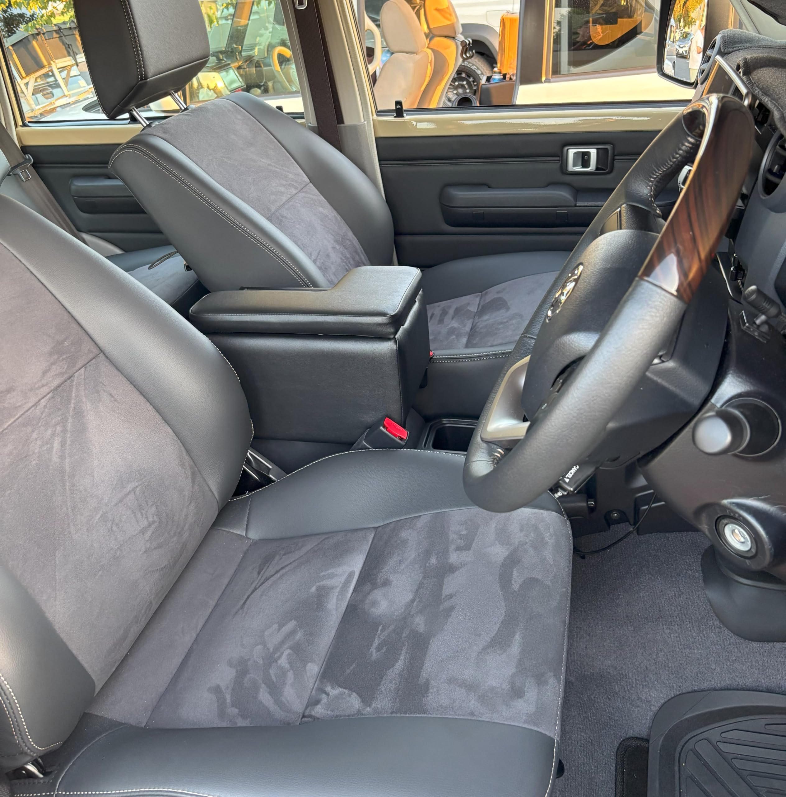 ランクル70用TMEセンターアームレスト（ドリンクホルダー付き） Amazon | TME 再再販ランクル70専用 アームレスト コンソール