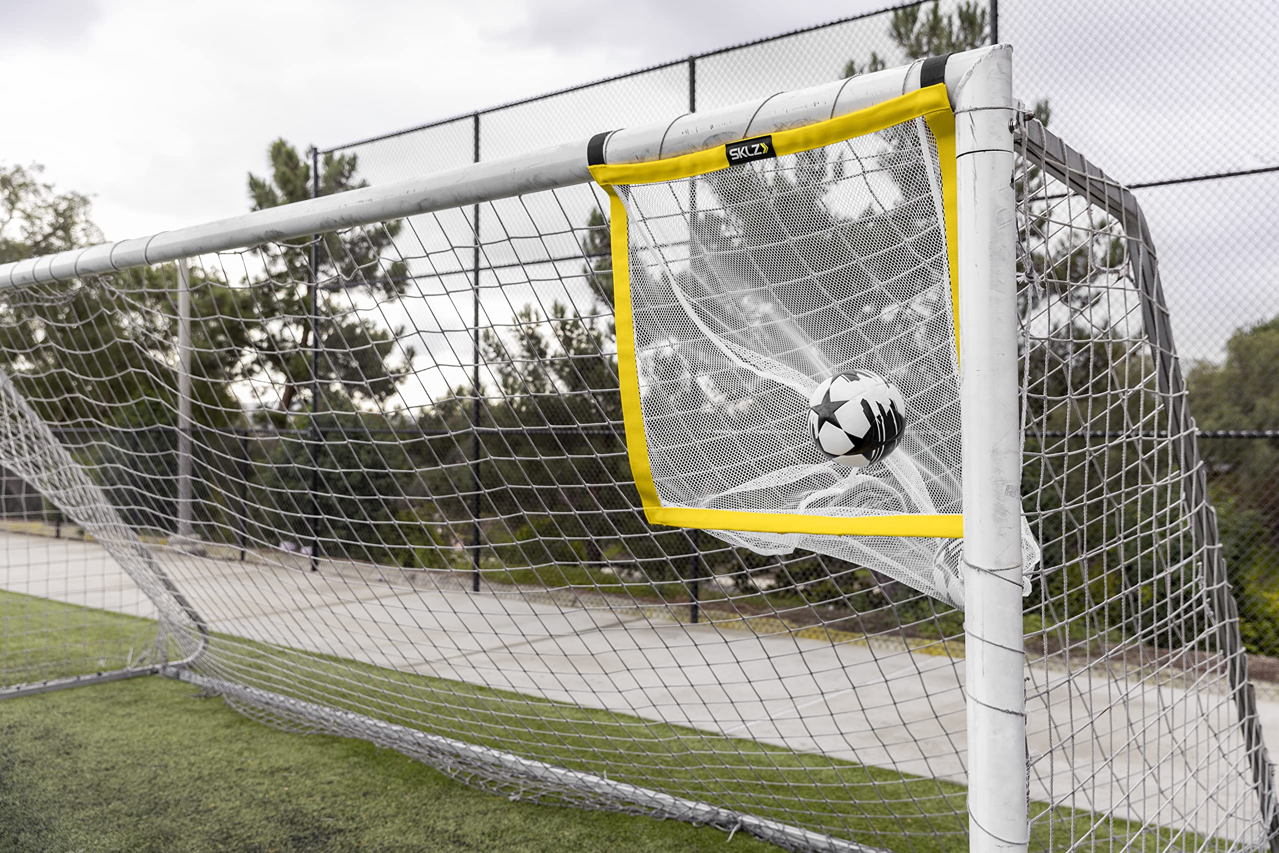 SKLZ Bump-N-Pass Trainer Unisex, Nero - Migliora tecnica di passaggio, limita movimento del braccio, rinforza forma corretta, fascia elastica regolabile, polsini imbottiti